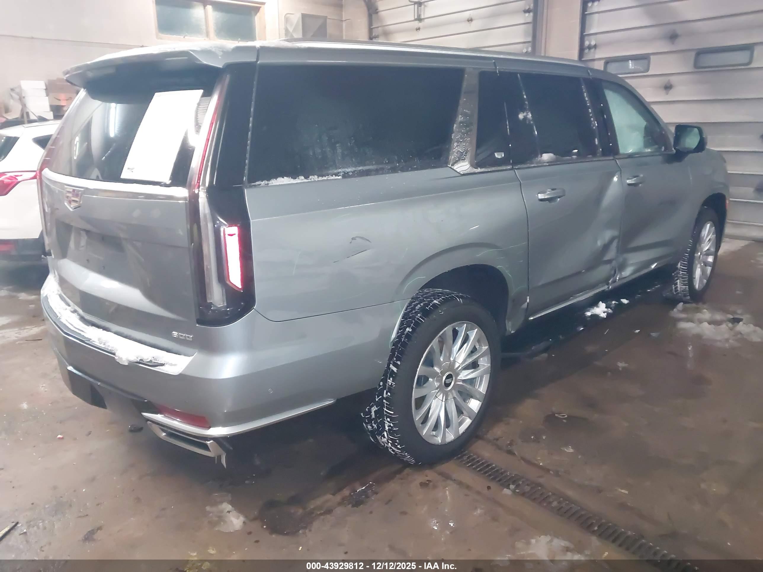 CADILLAC ESCALADE image 4