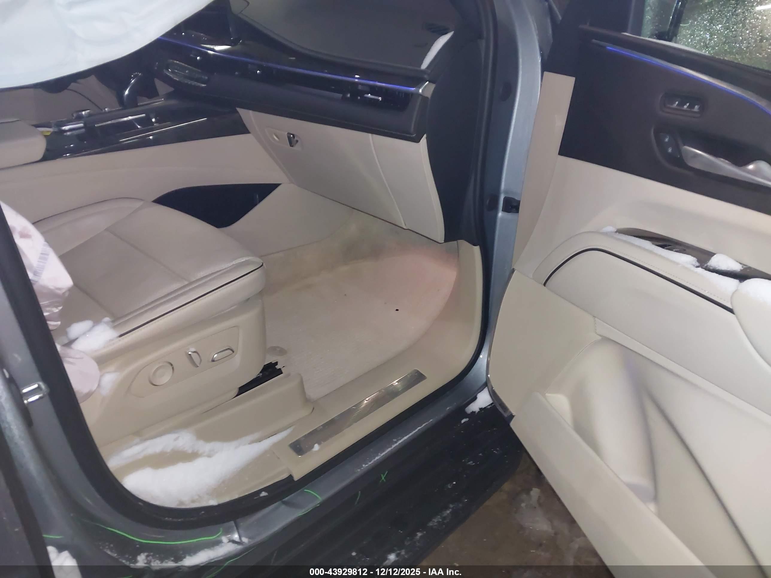 CADILLAC ESCALADE image 5