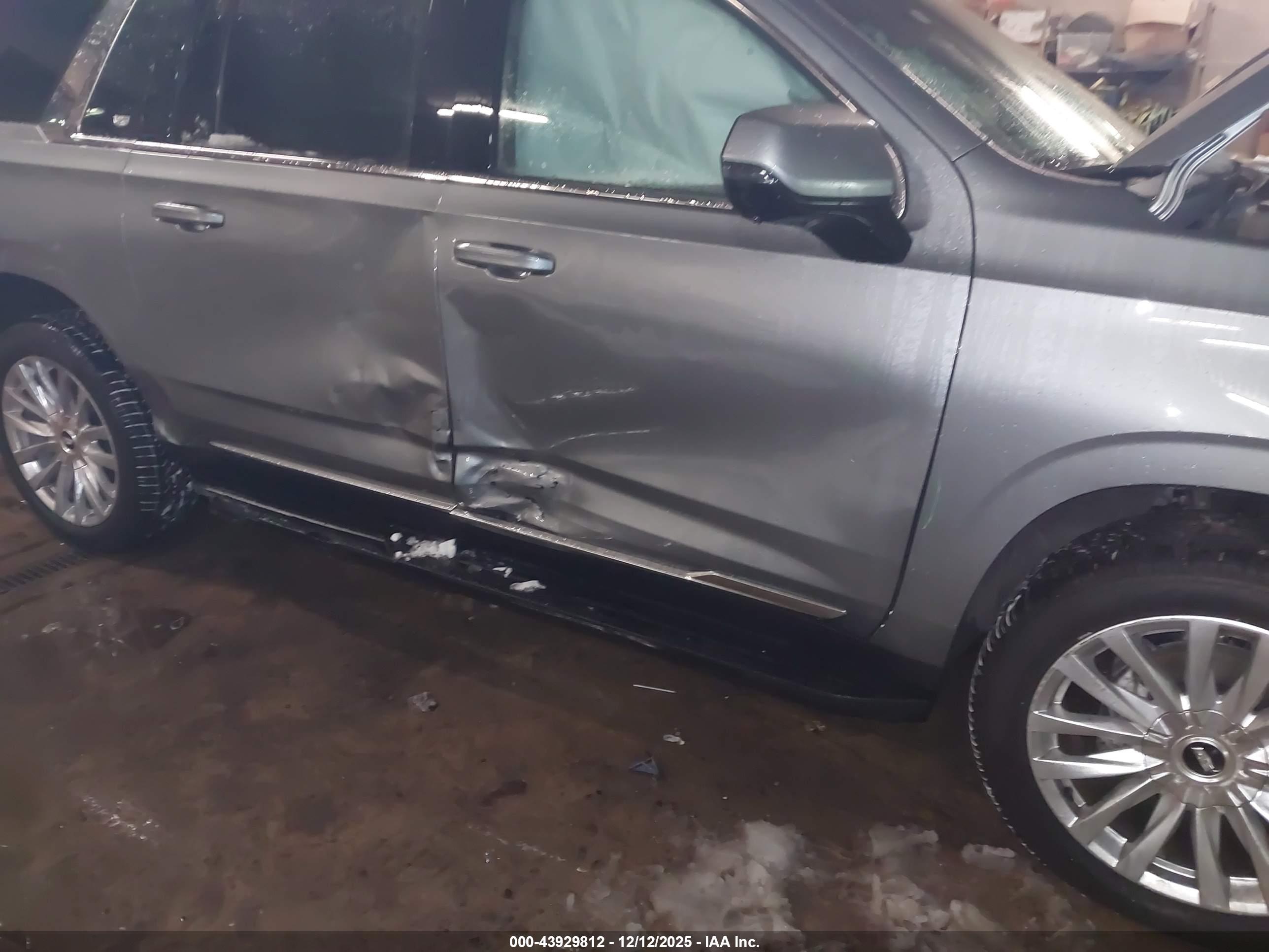 CADILLAC ESCALADE image 6