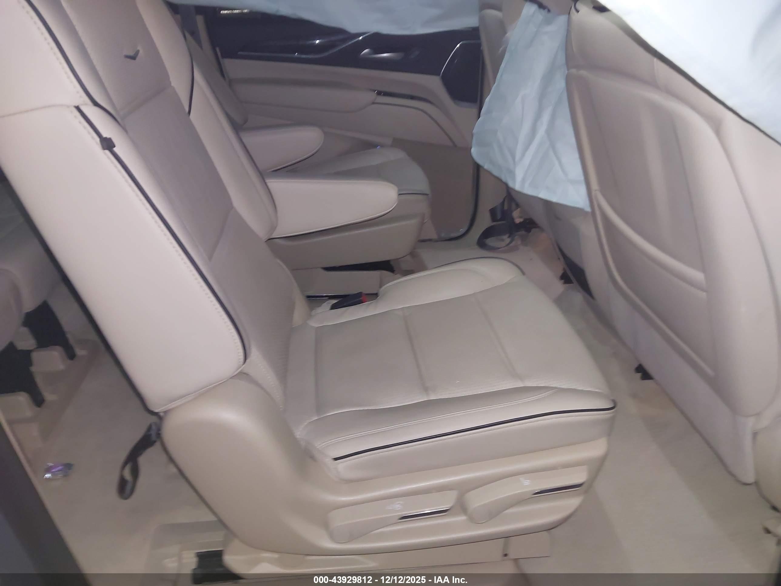 CADILLAC ESCALADE image 8