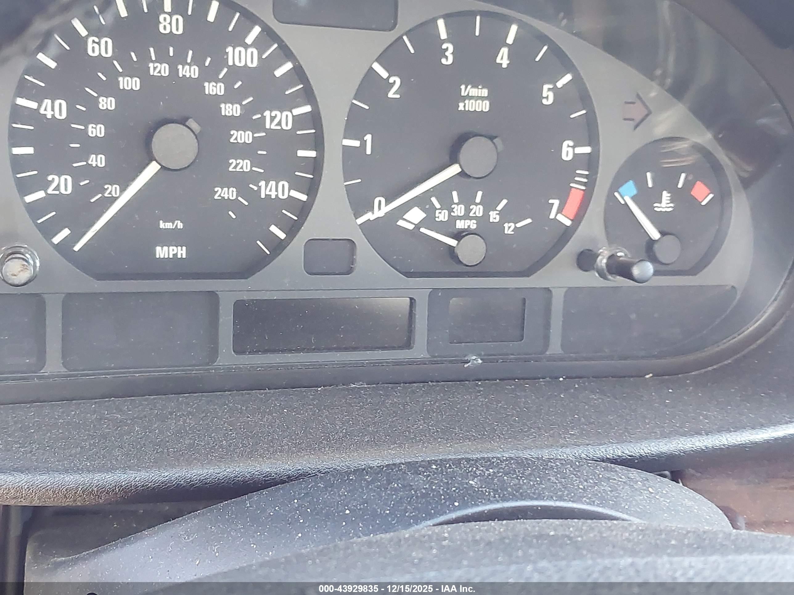 BMW 325XI image 7