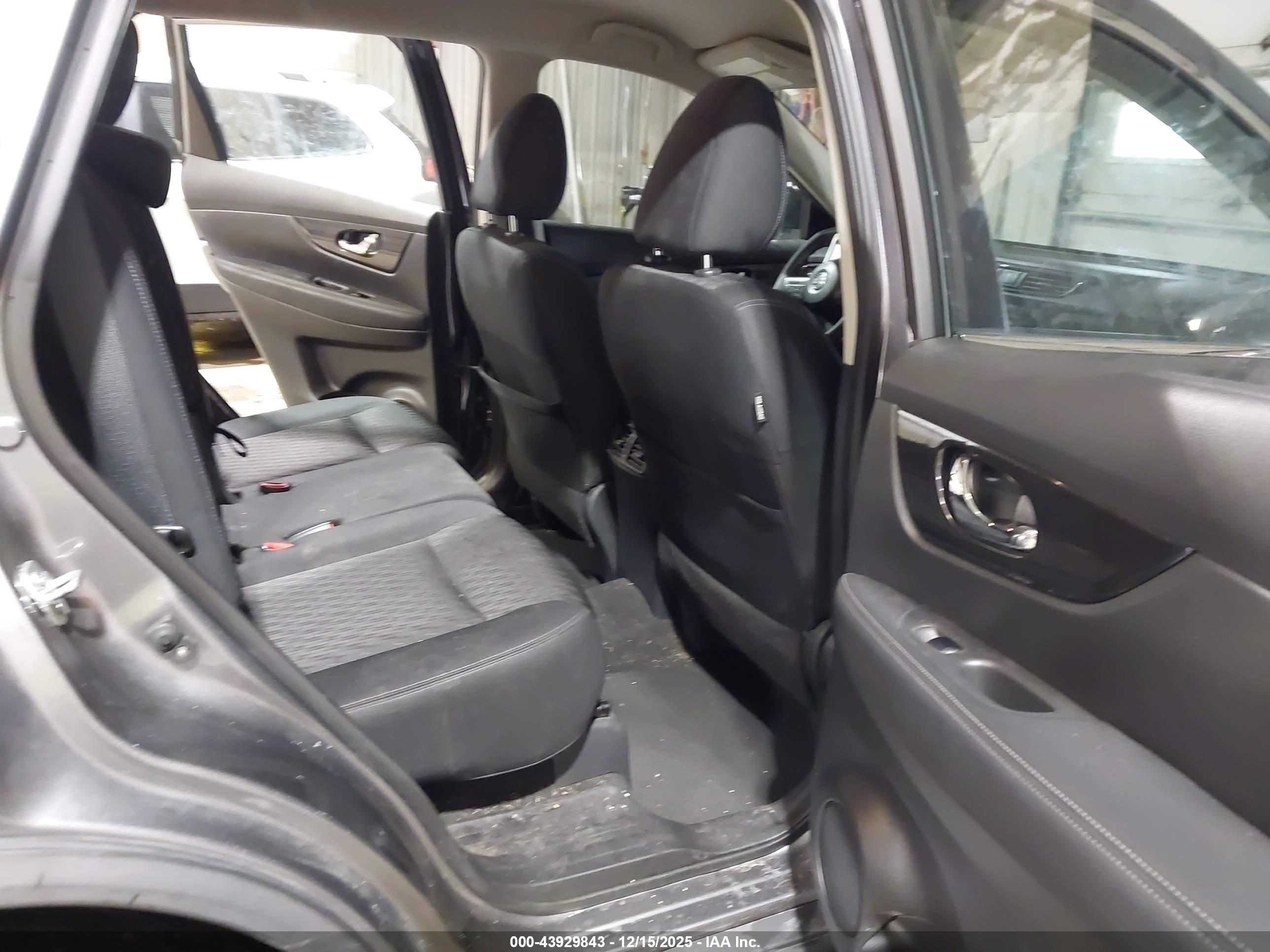 NISSAN ROGUE image 8