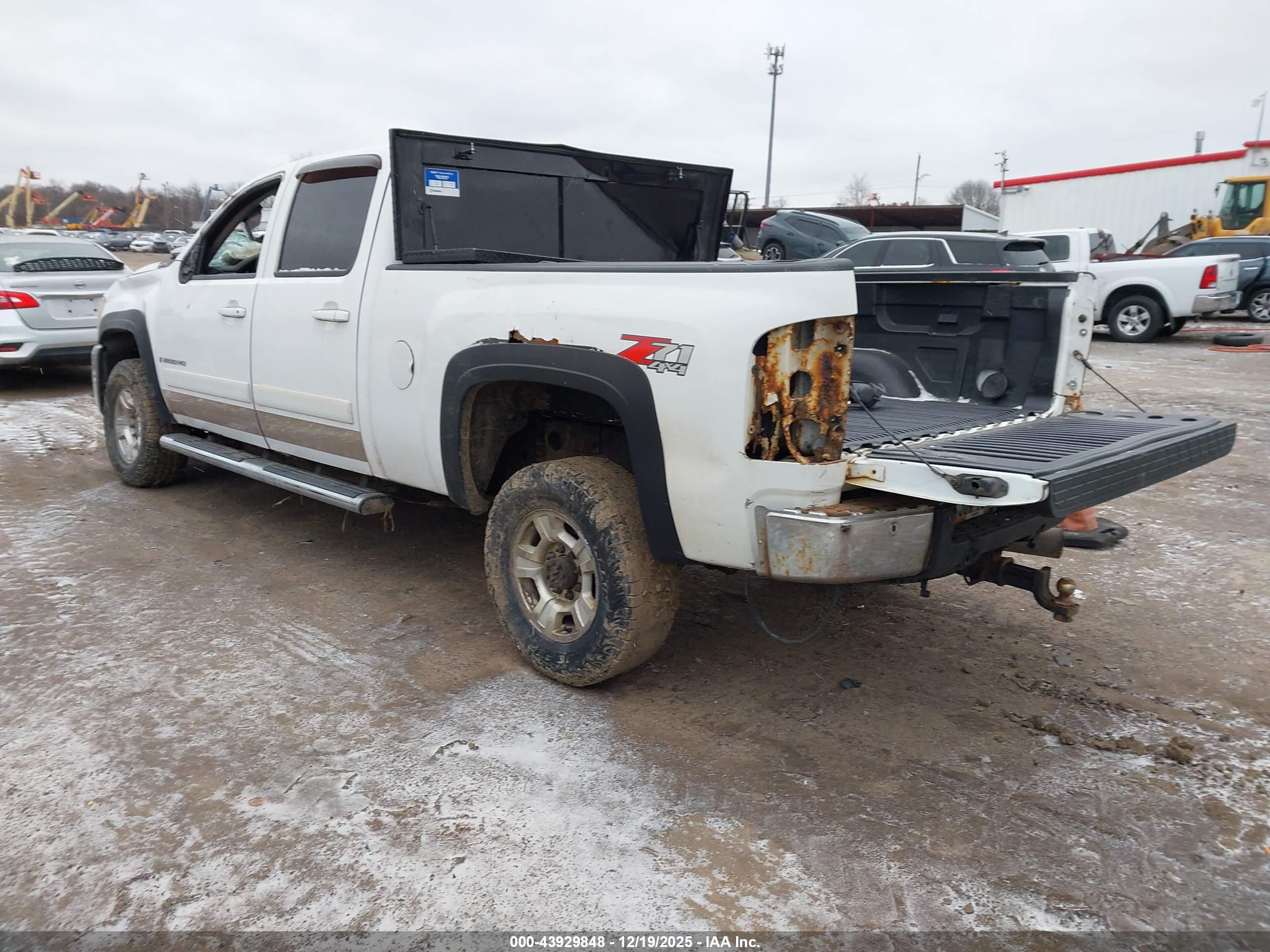 CHEVROLET SILVERADO image 3