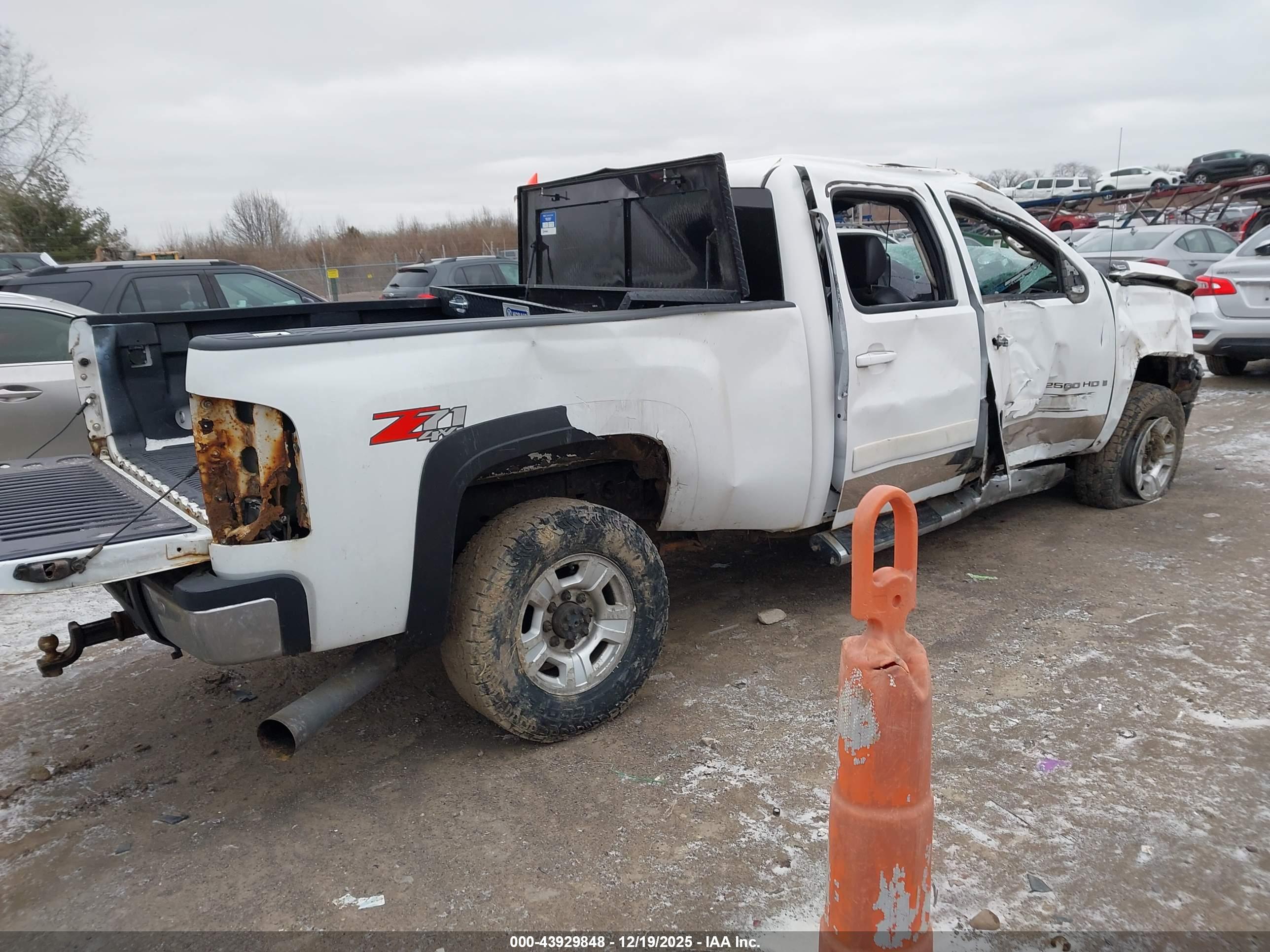 CHEVROLET SILVERADO image 4