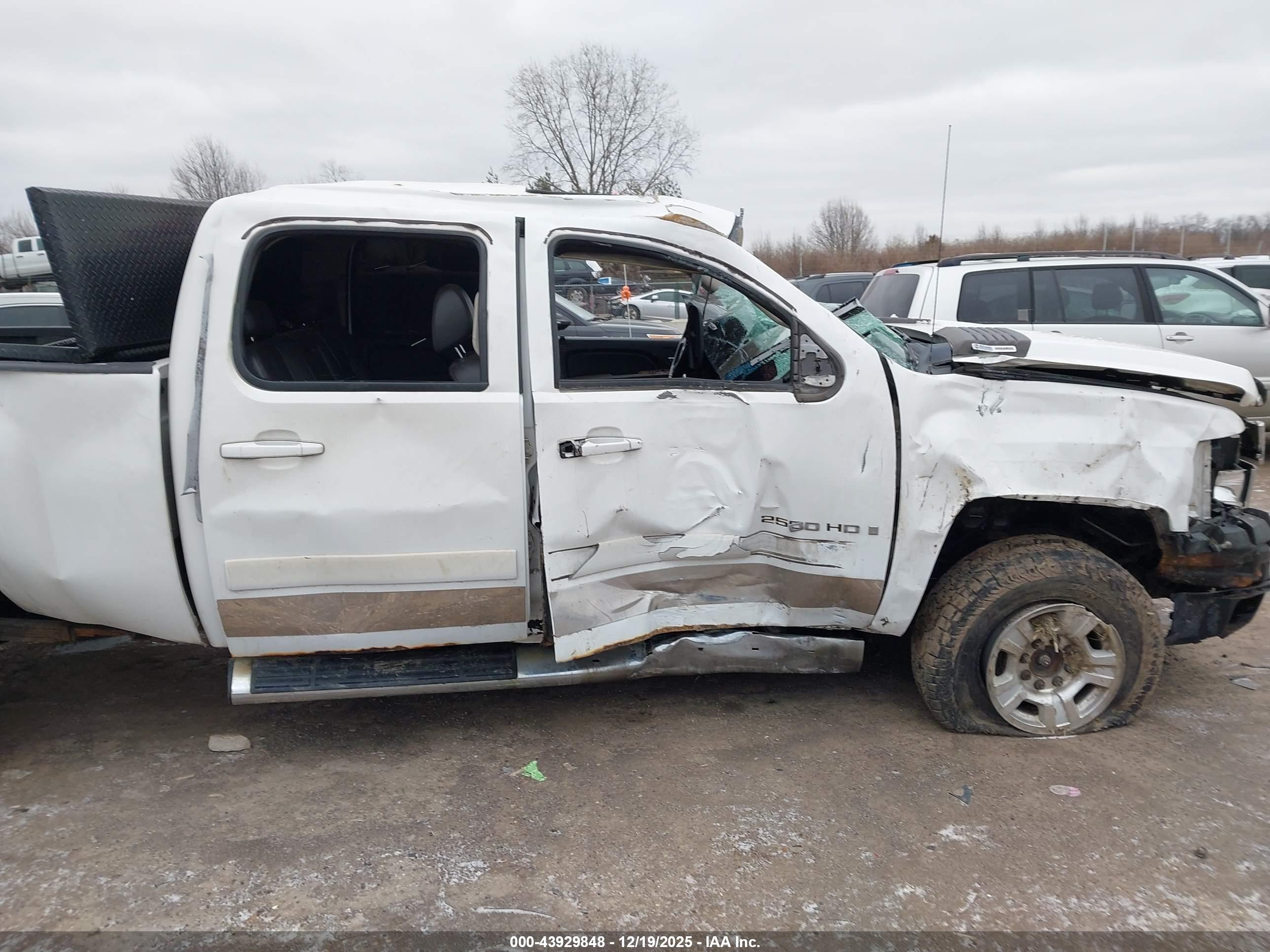 CHEVROLET SILVERADO image 6