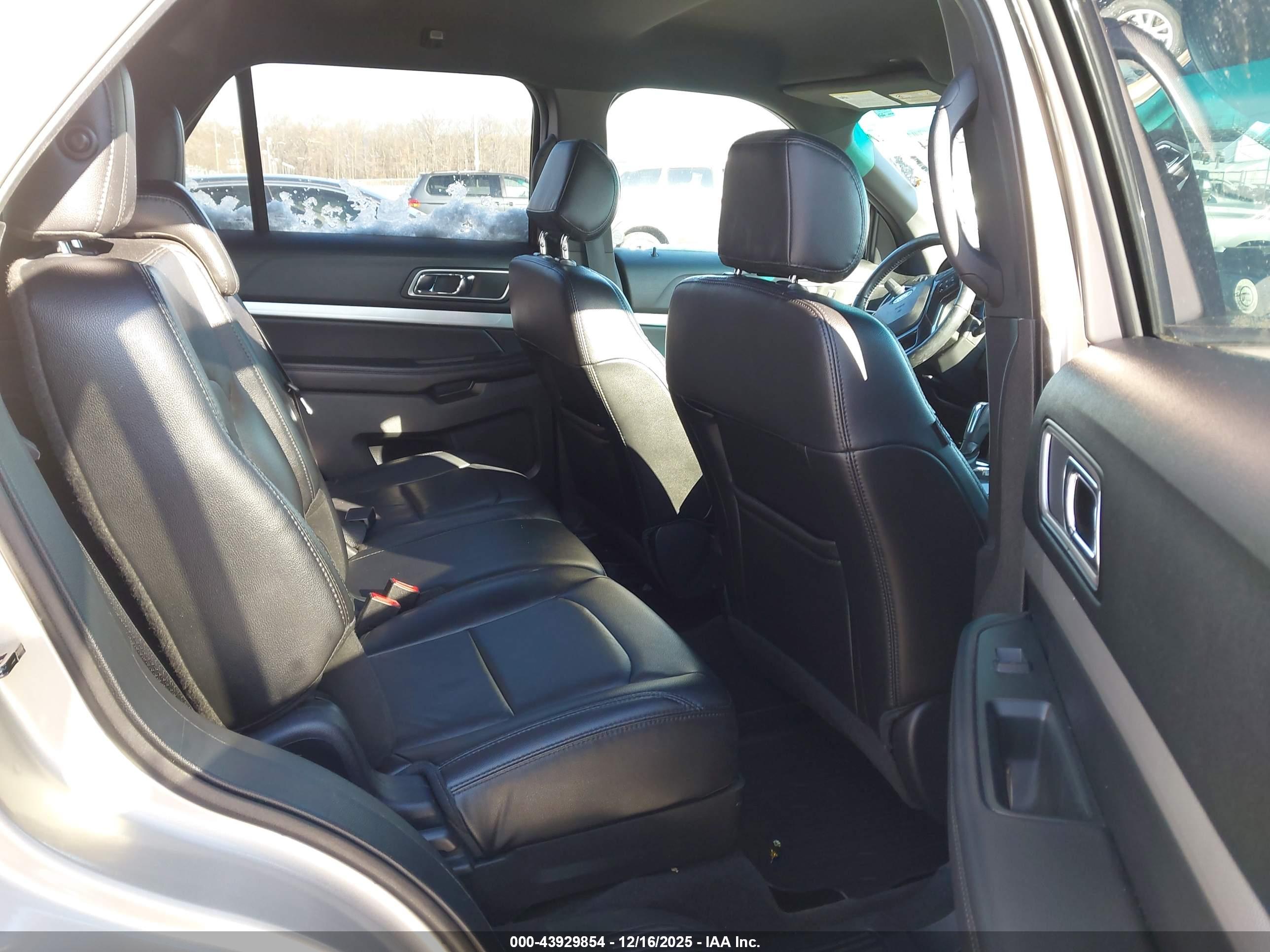 FORD EXPLORER image 8