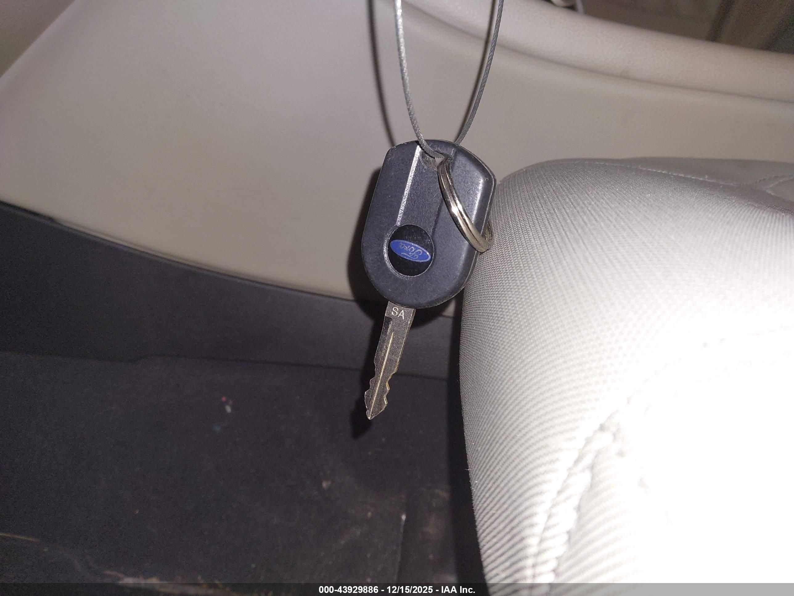 FORD TAURUS image 11