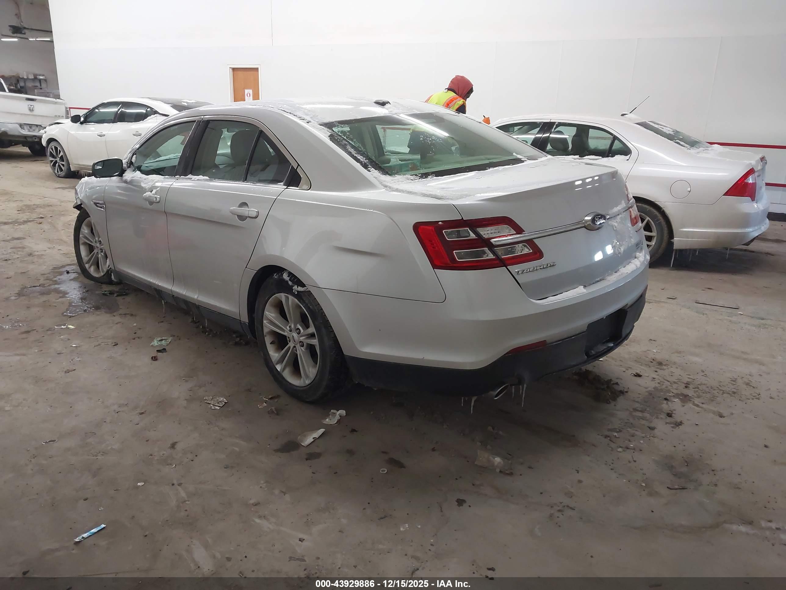 FORD TAURUS image 3