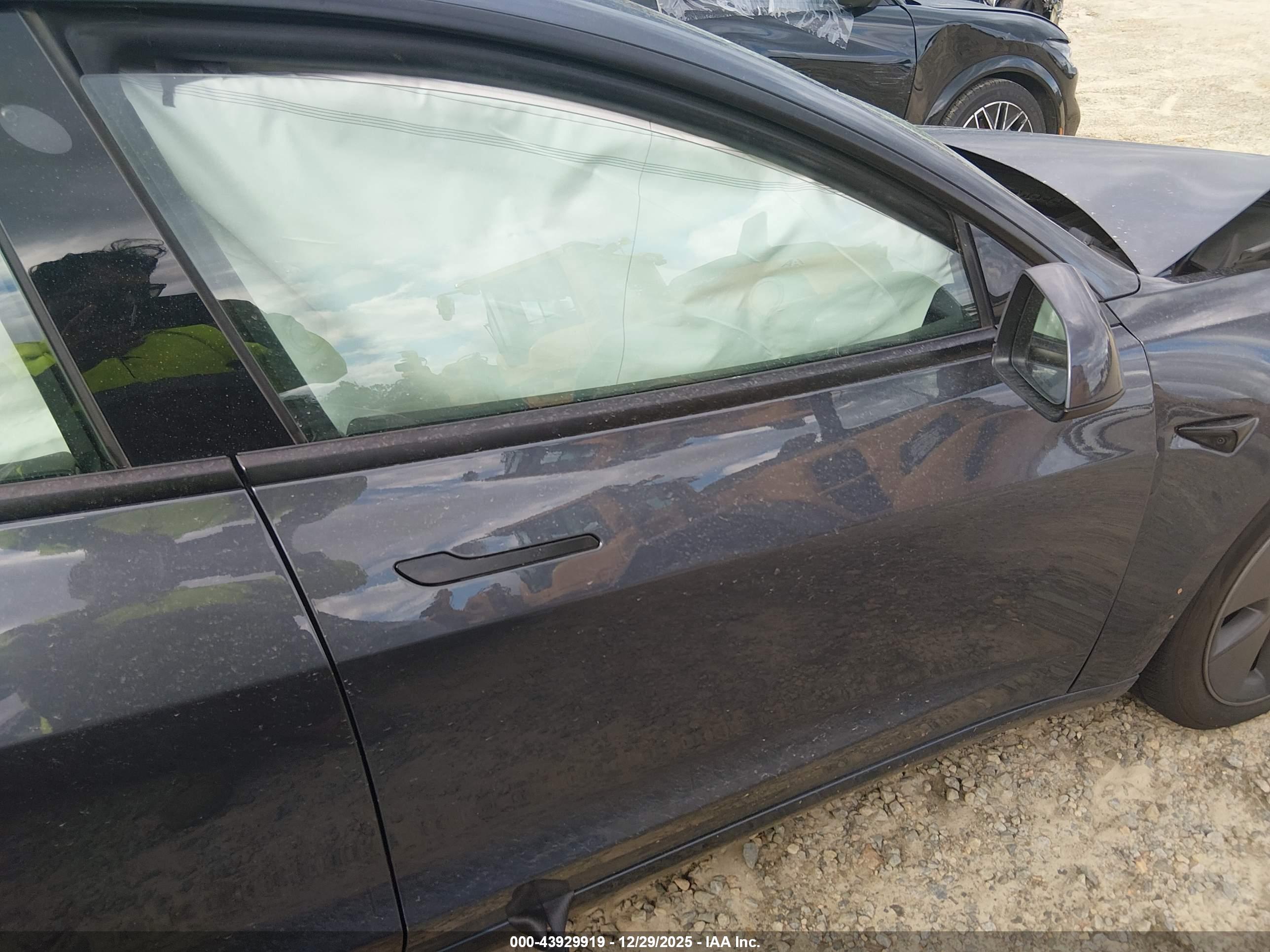 TESLA MODEL image 5