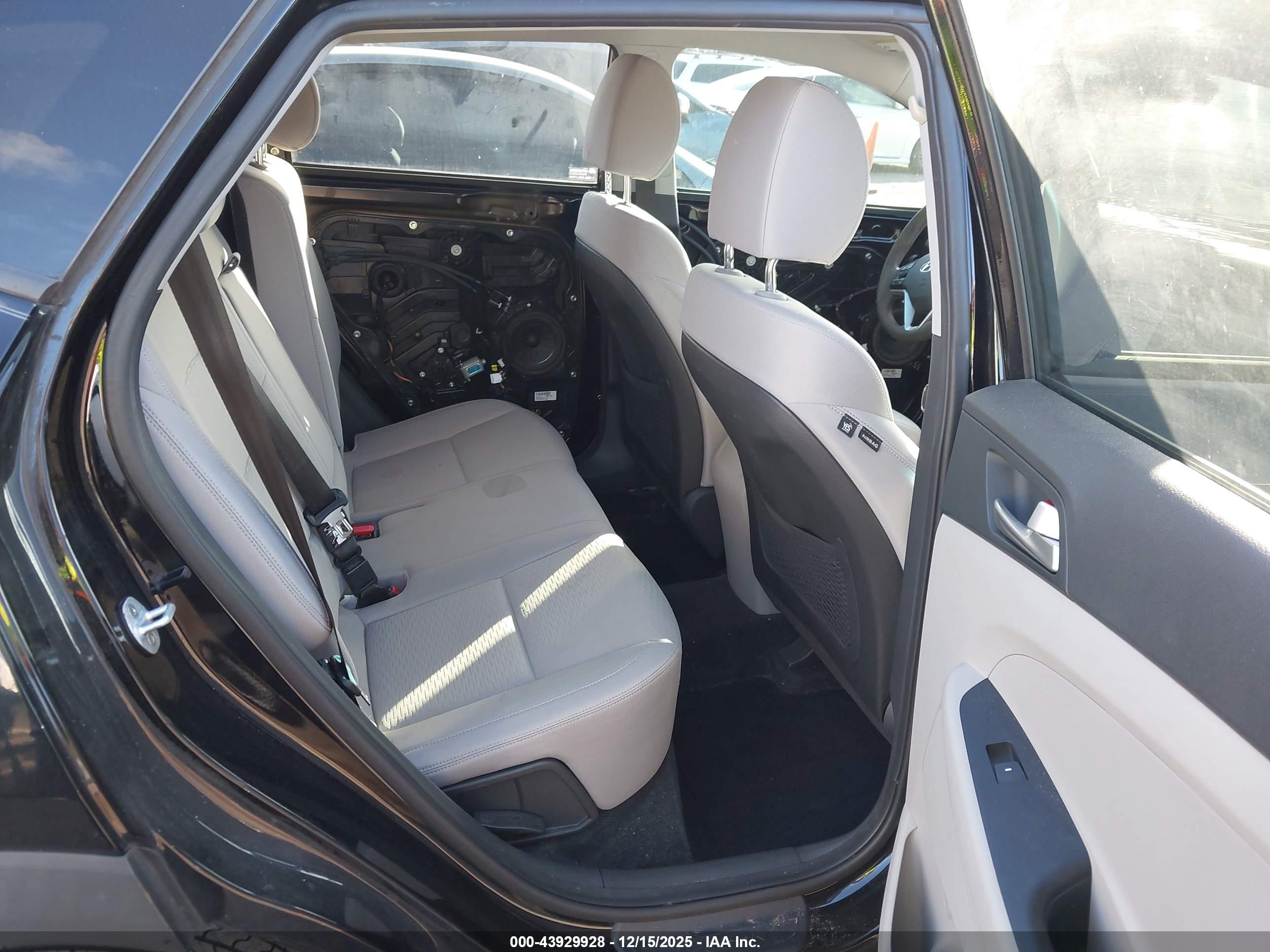 HYUNDAI TUCSON image 8
