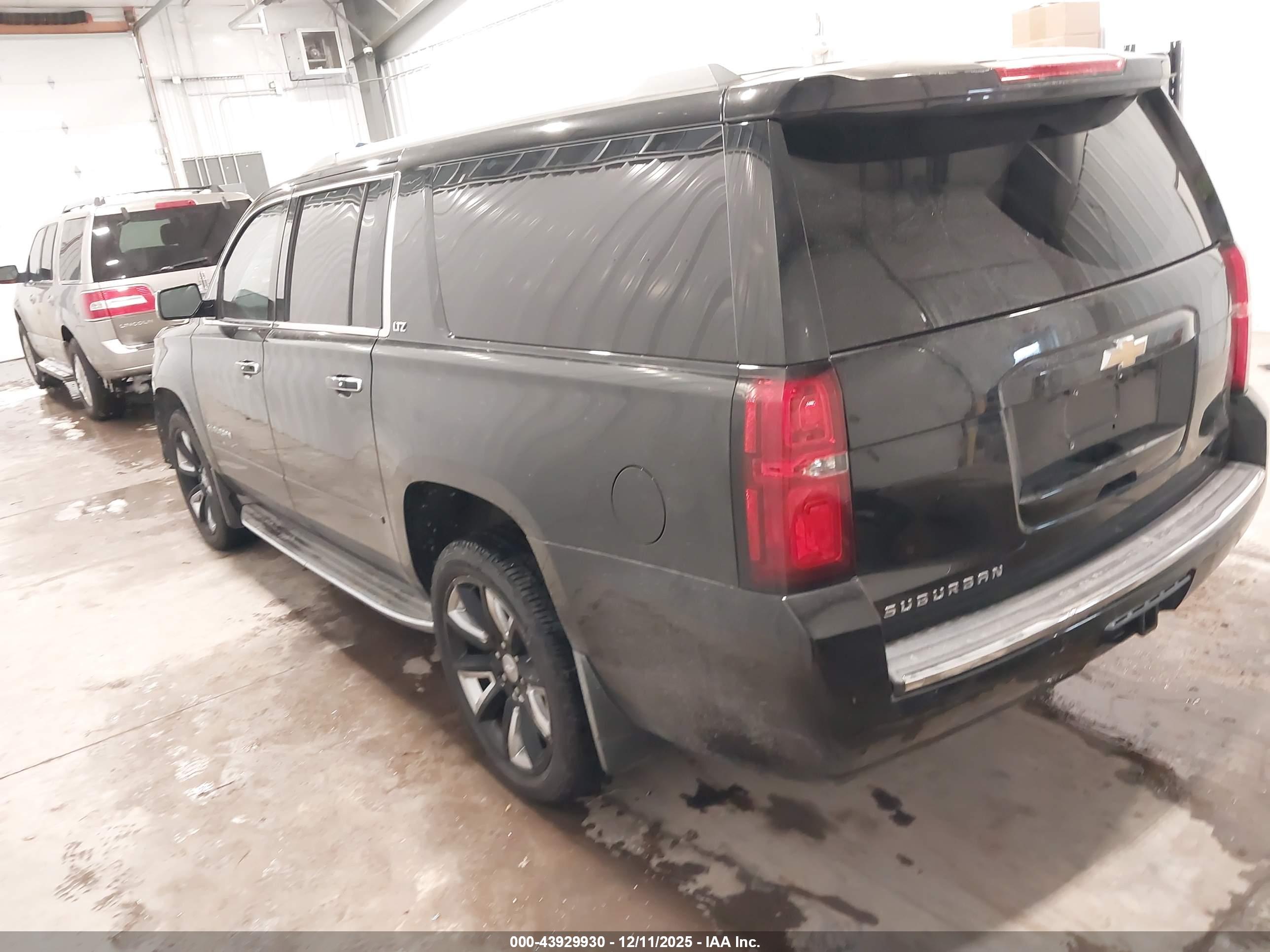 CHEVROLET SUBURBAN image 3