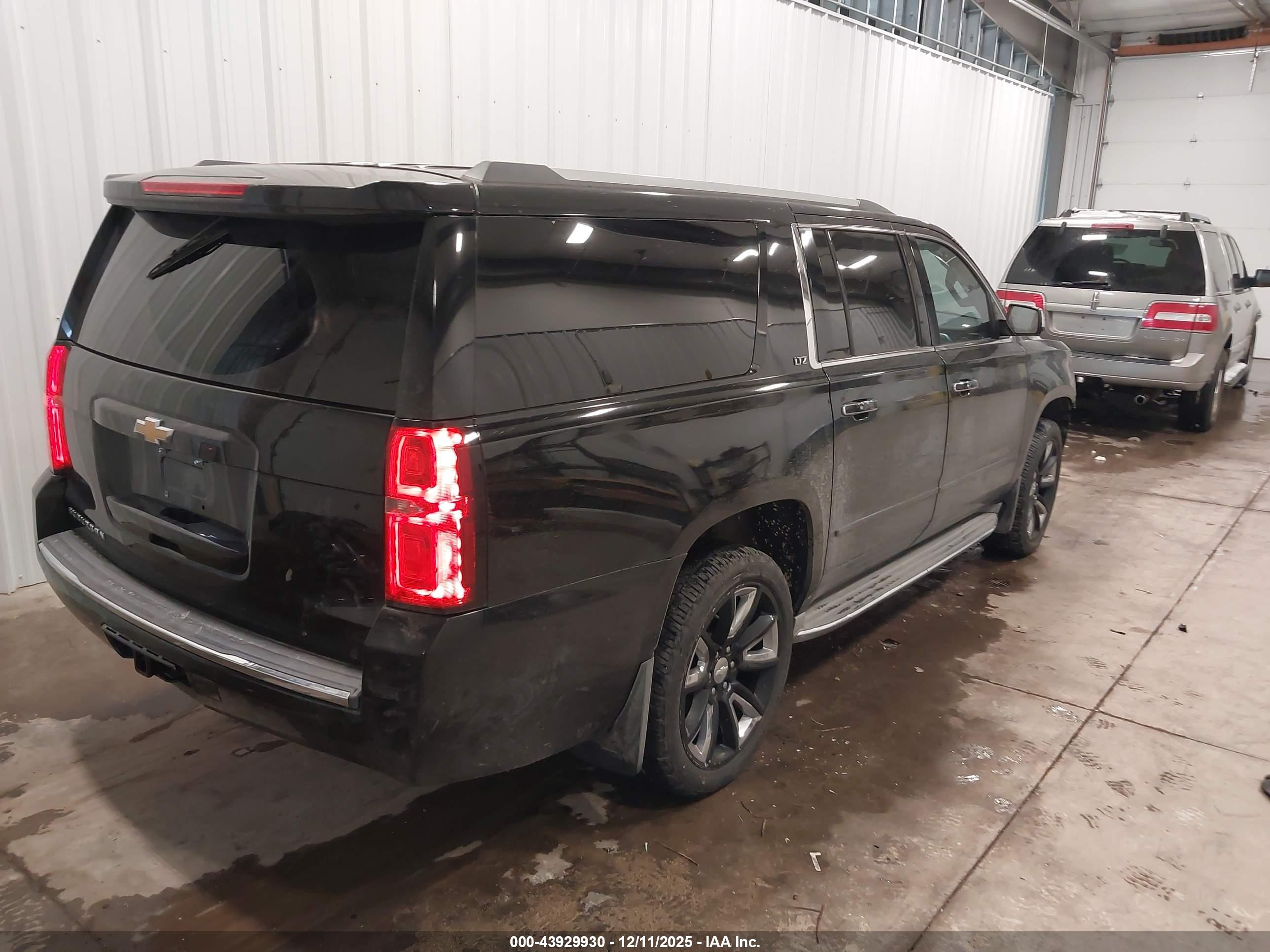 CHEVROLET SUBURBAN image 4
