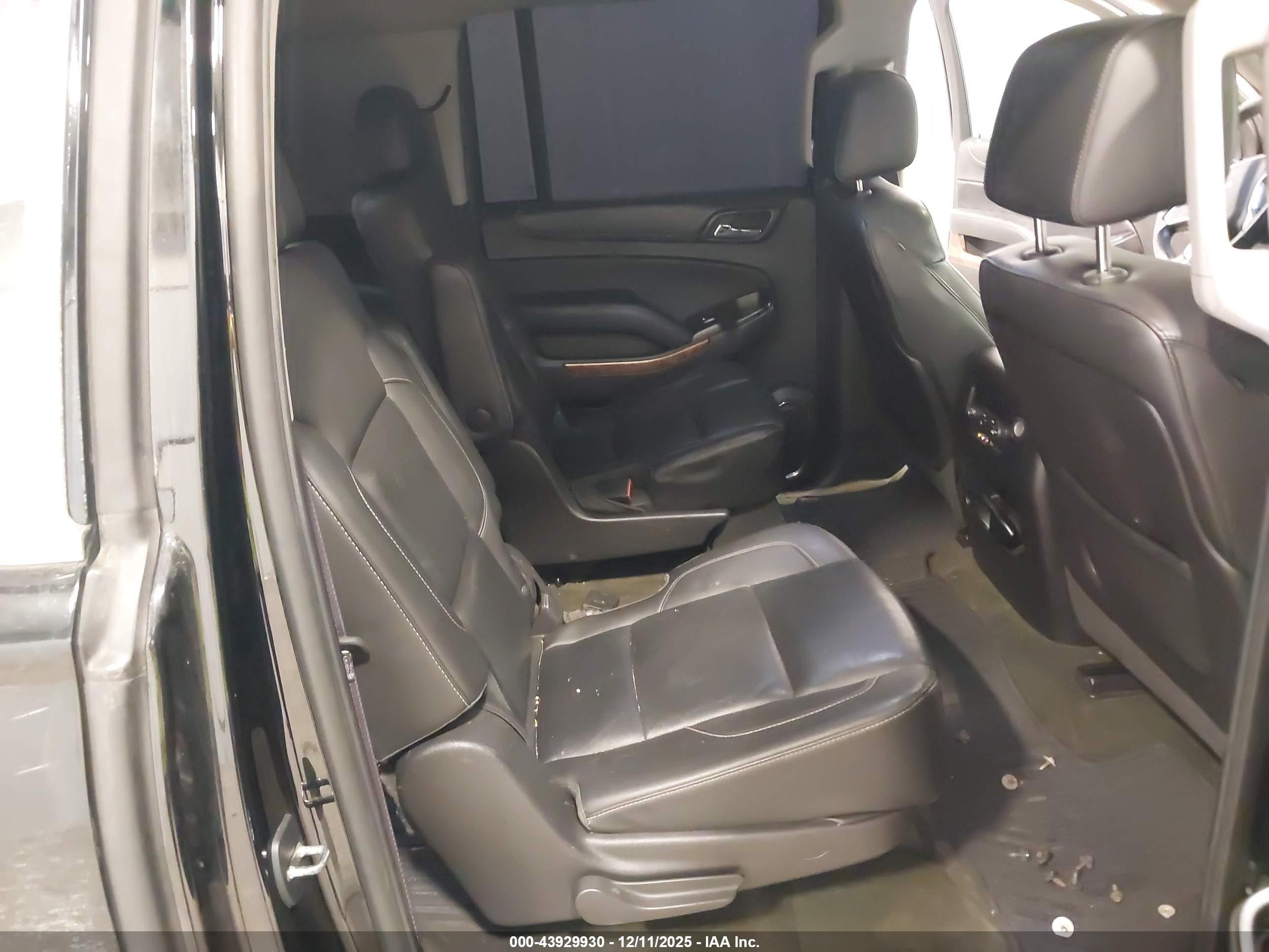 CHEVROLET SUBURBAN image 8