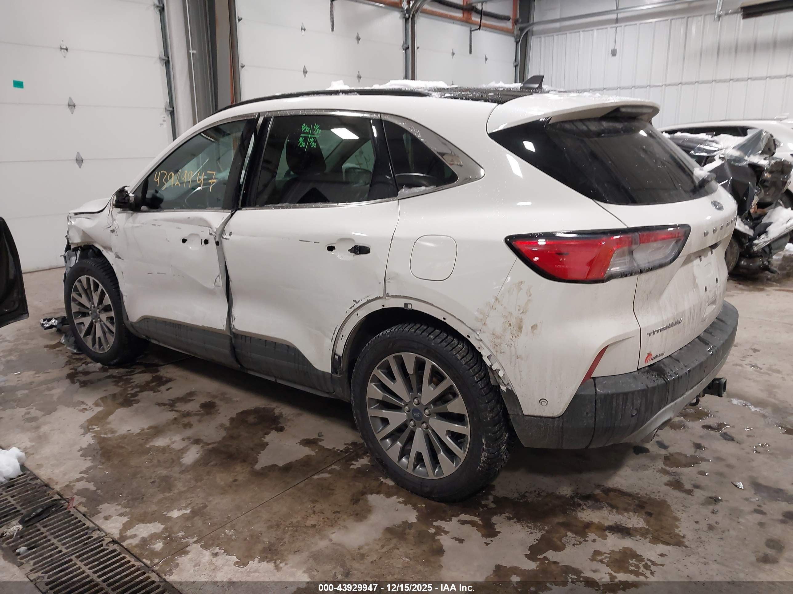 FORD ESCAPE image 3