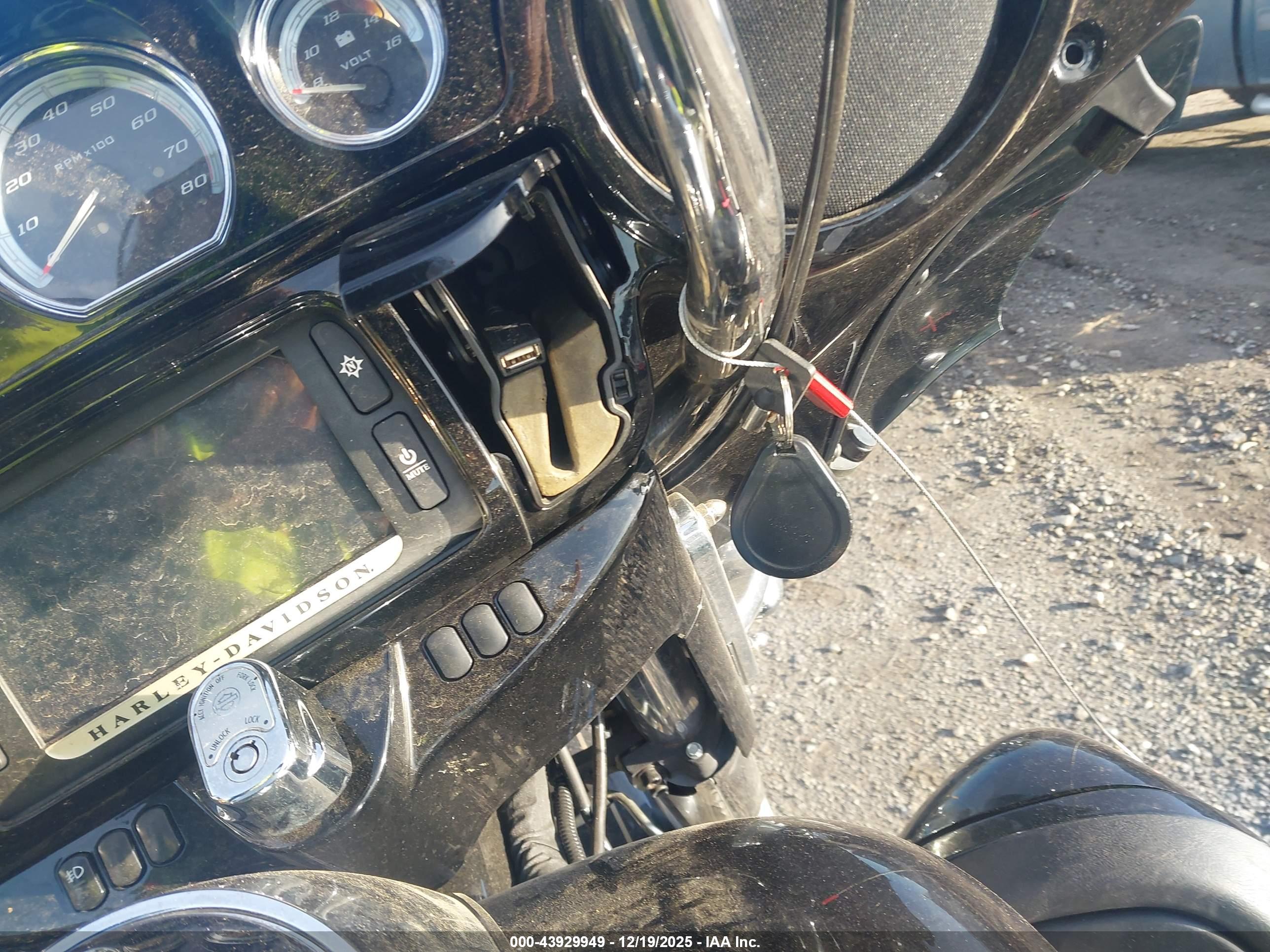 HARLEY-DAVIDSON FLHTK image 11
