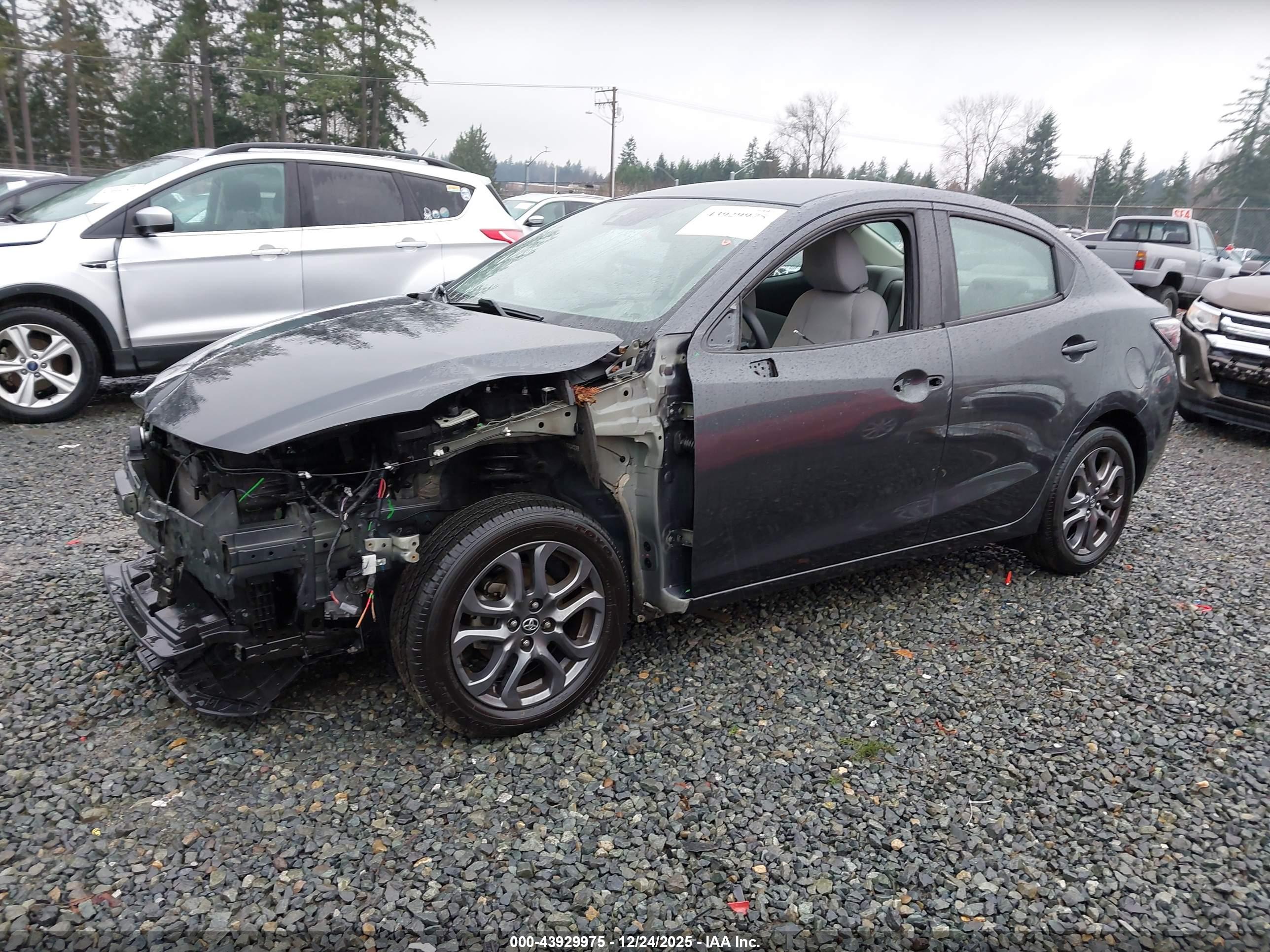 TOYOTA YARIS image 2