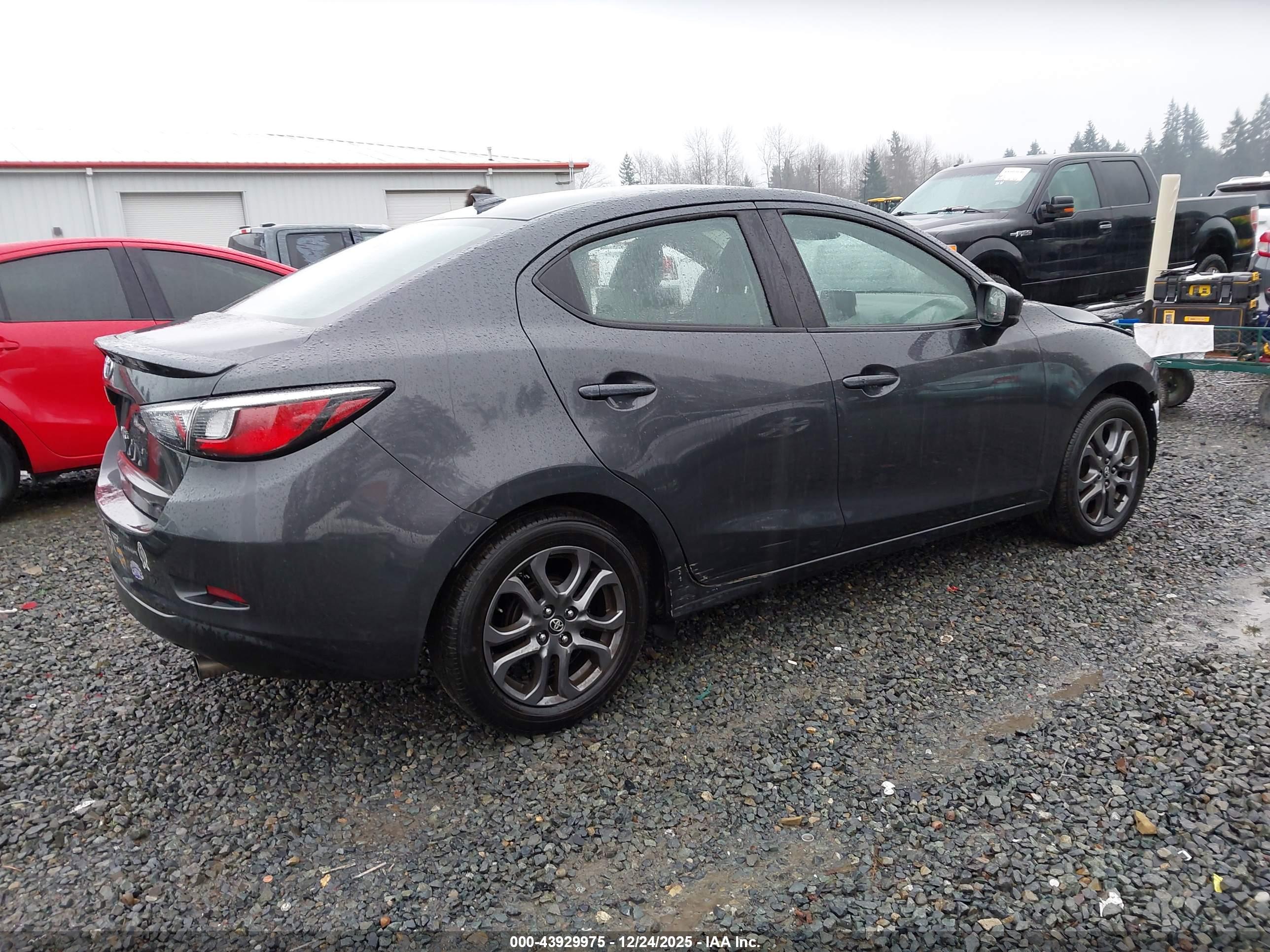 TOYOTA YARIS image 4