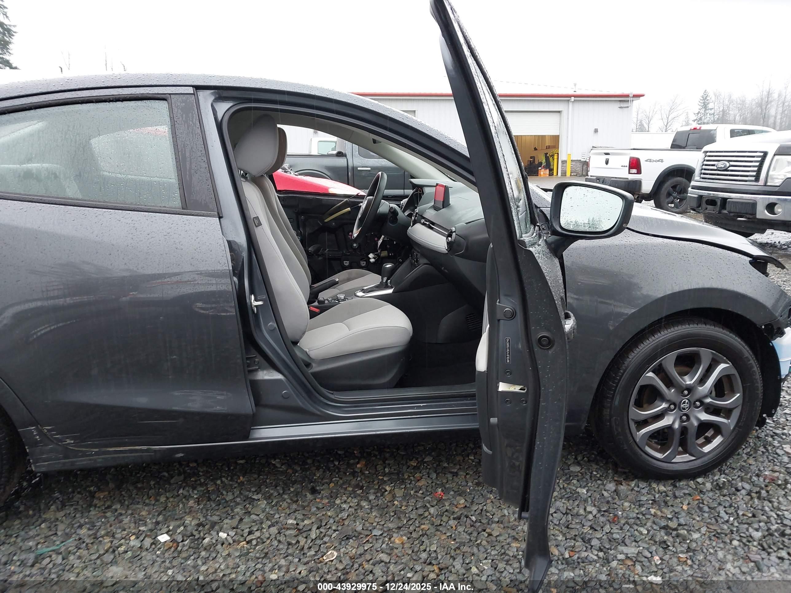TOYOTA YARIS image 5