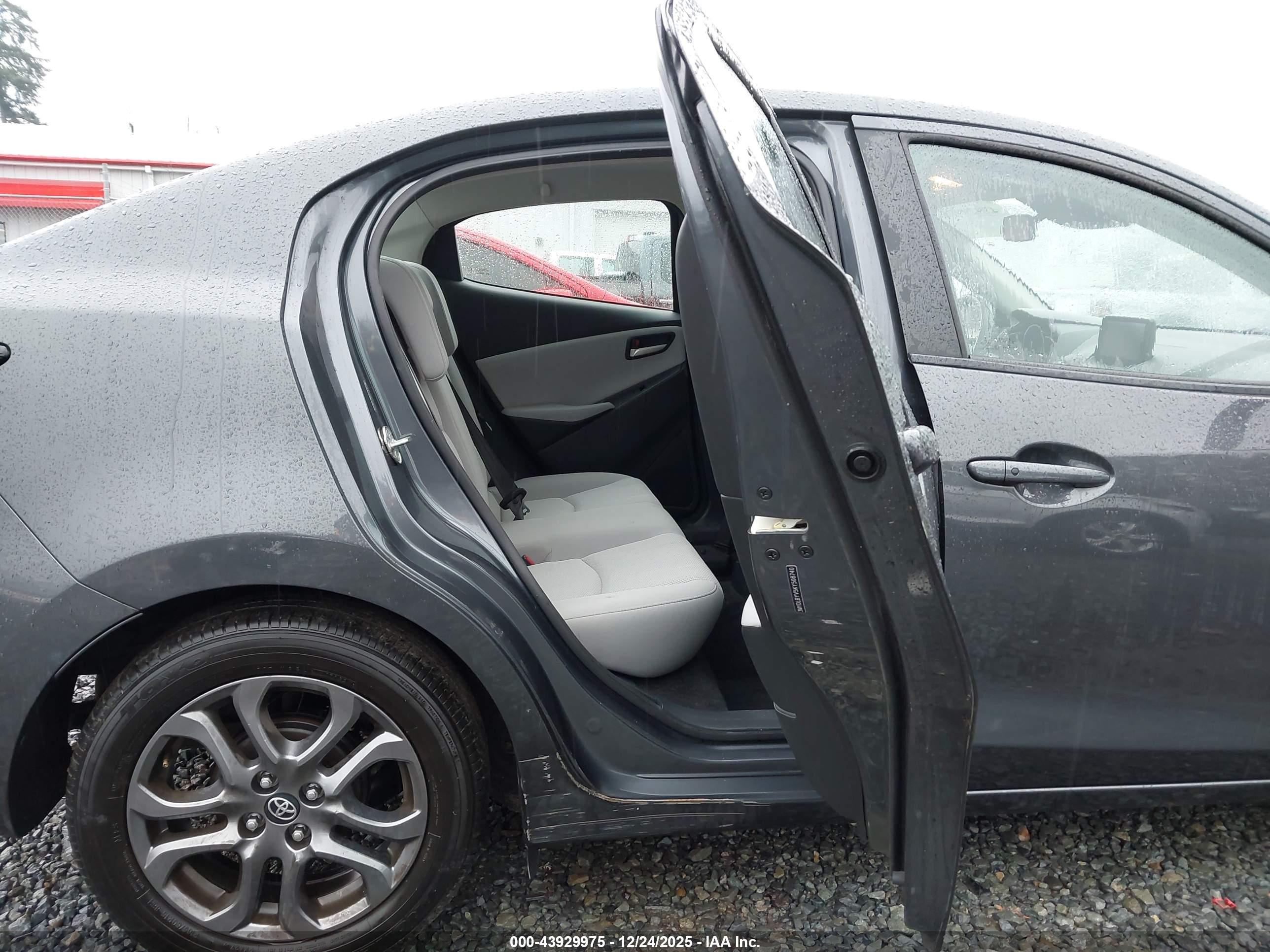 TOYOTA YARIS image 8