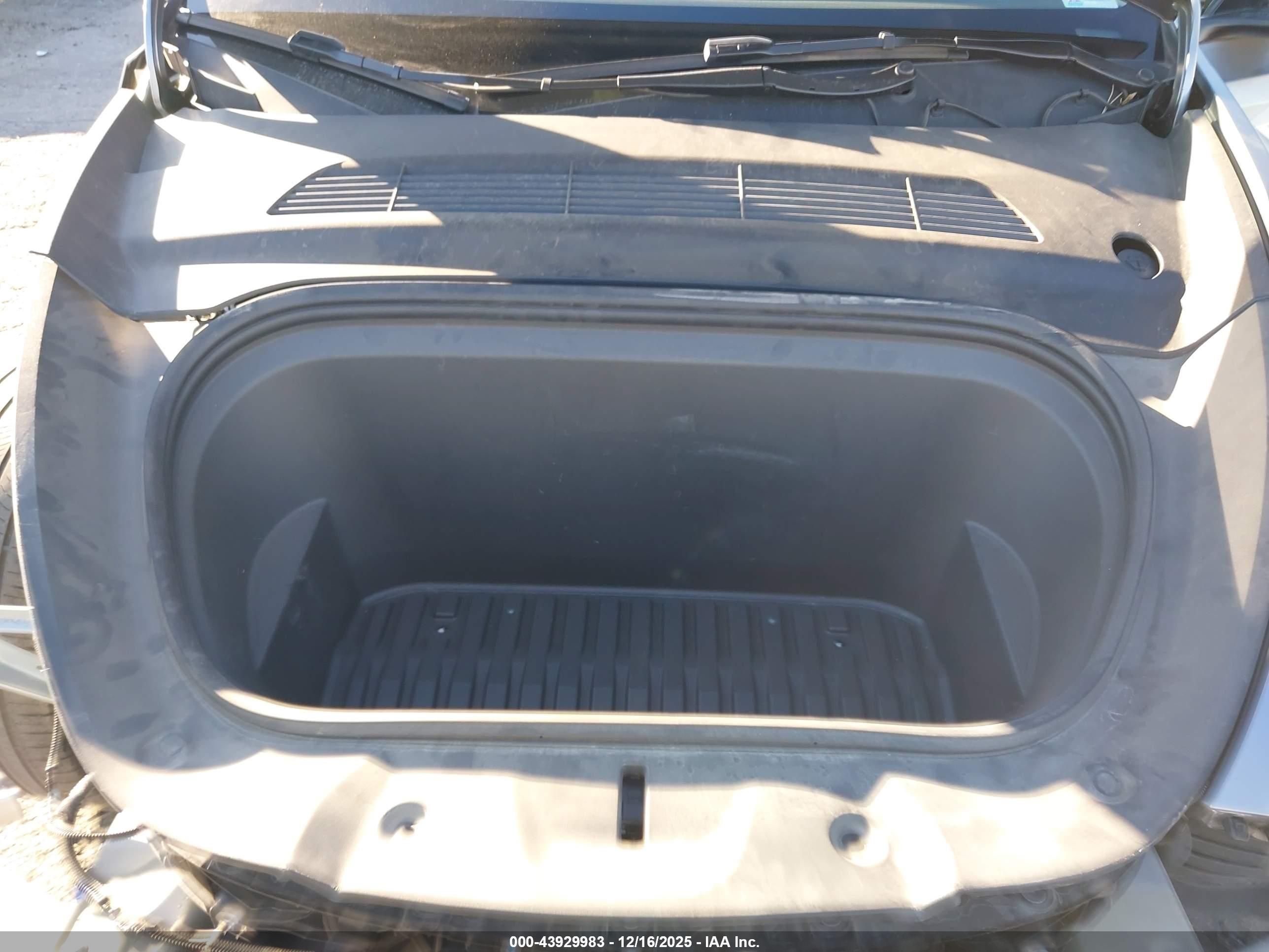 TESLA MODEL image 10