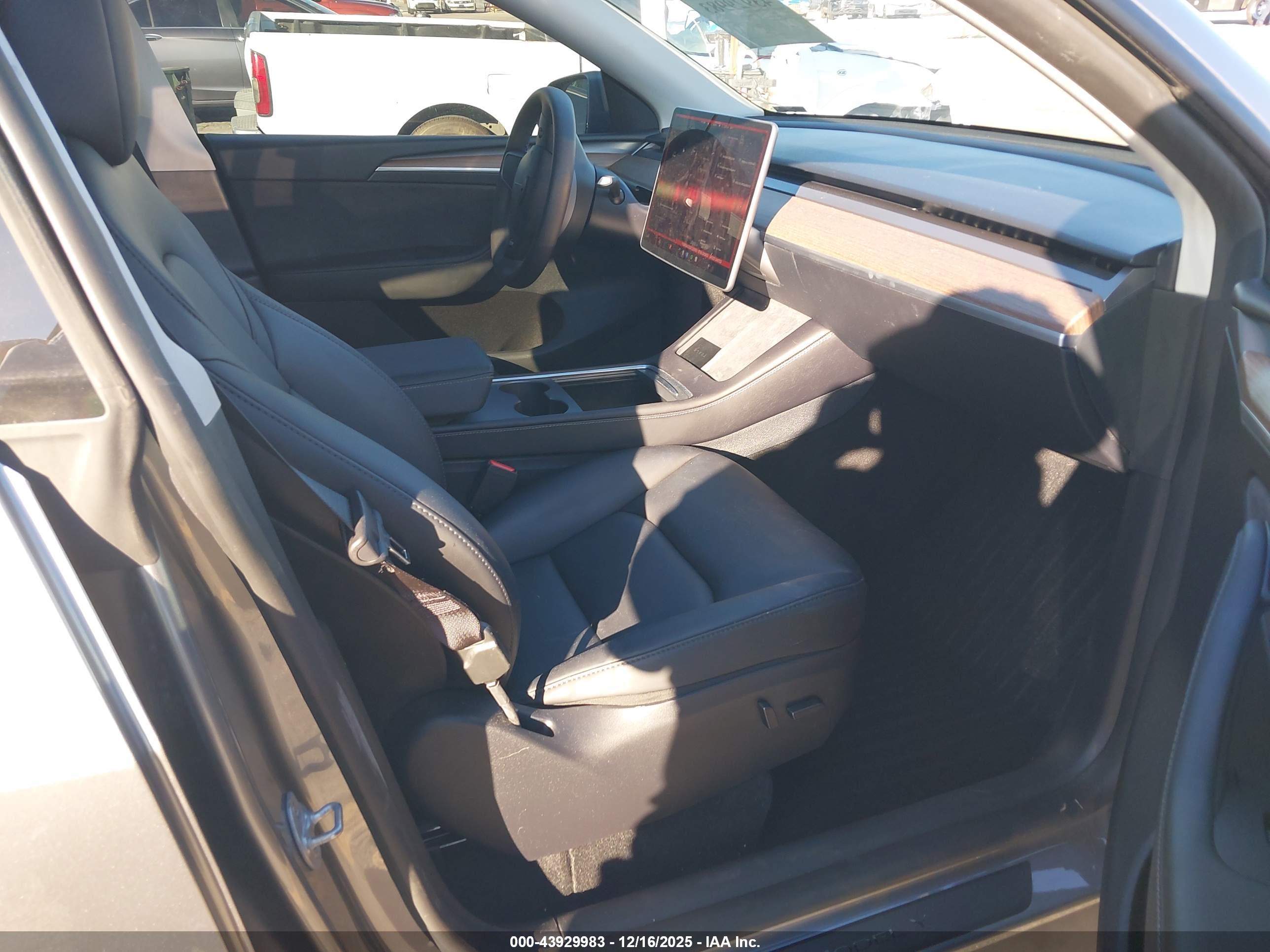 TESLA MODEL image 5