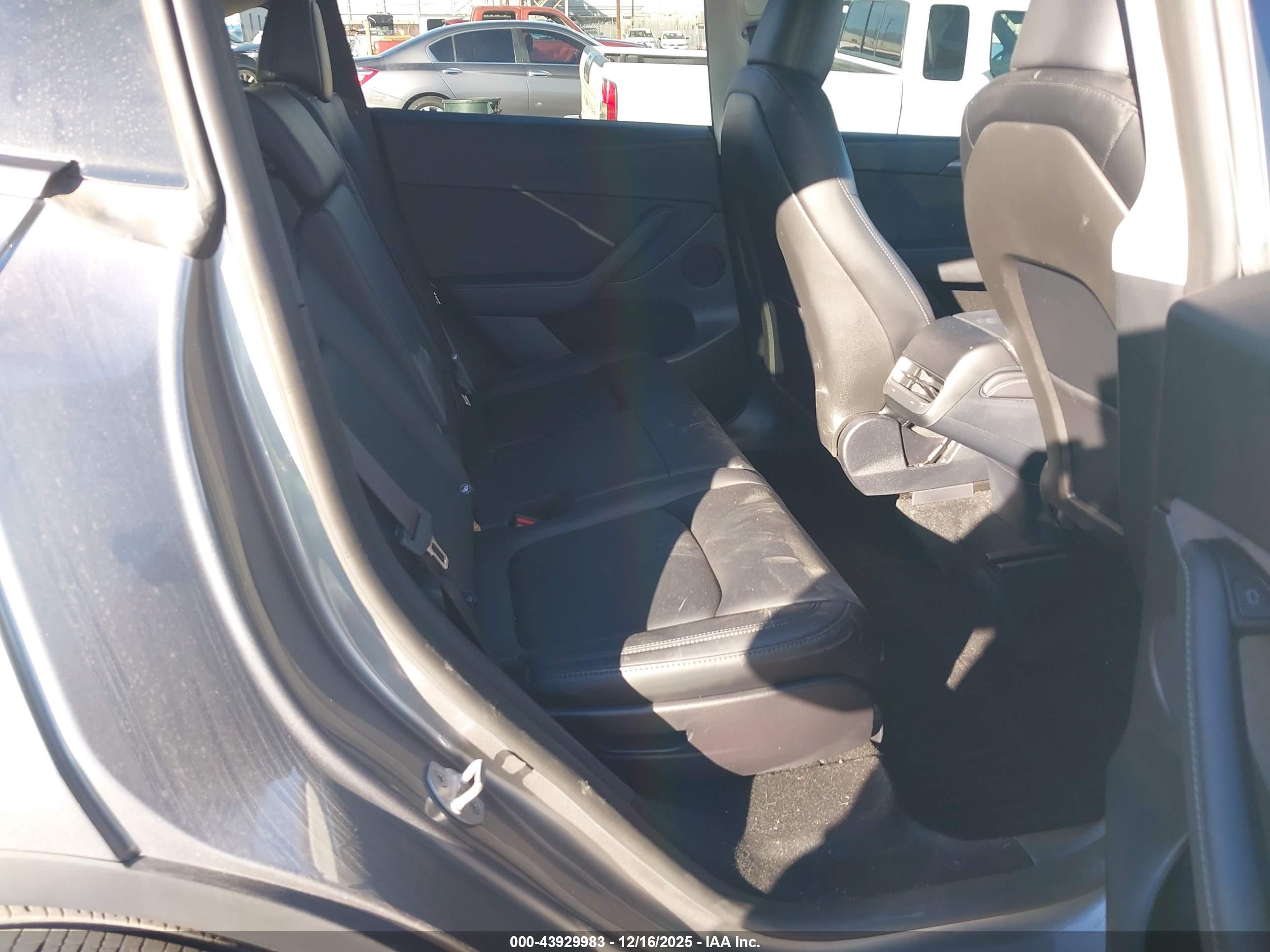 TESLA MODEL image 8