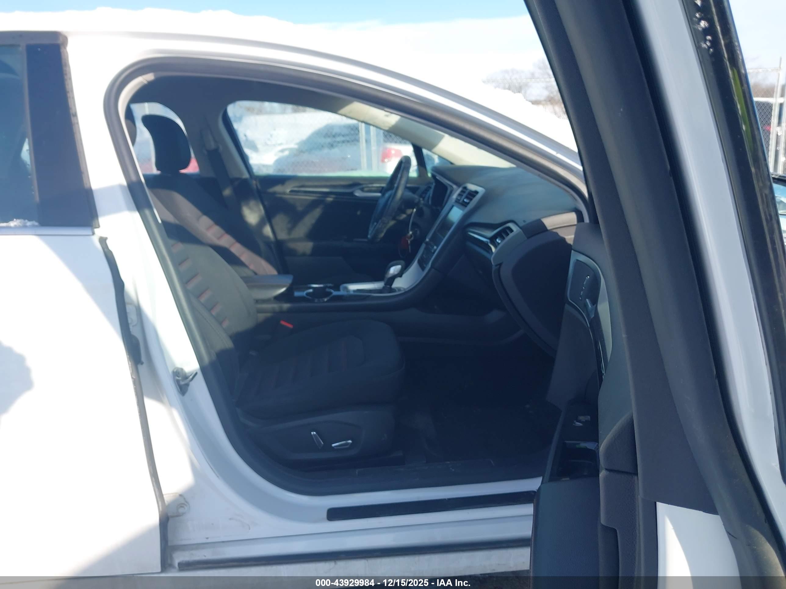 FORD FUSION image 5