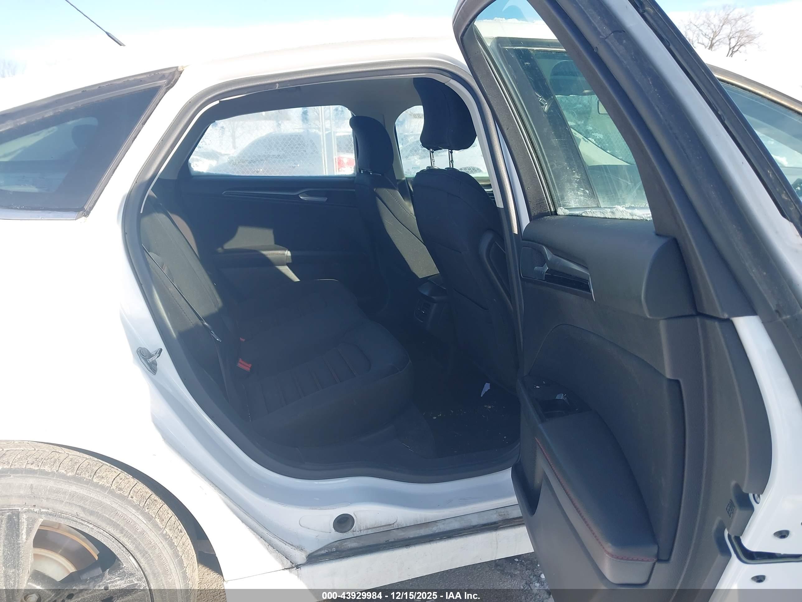 FORD FUSION image 8
