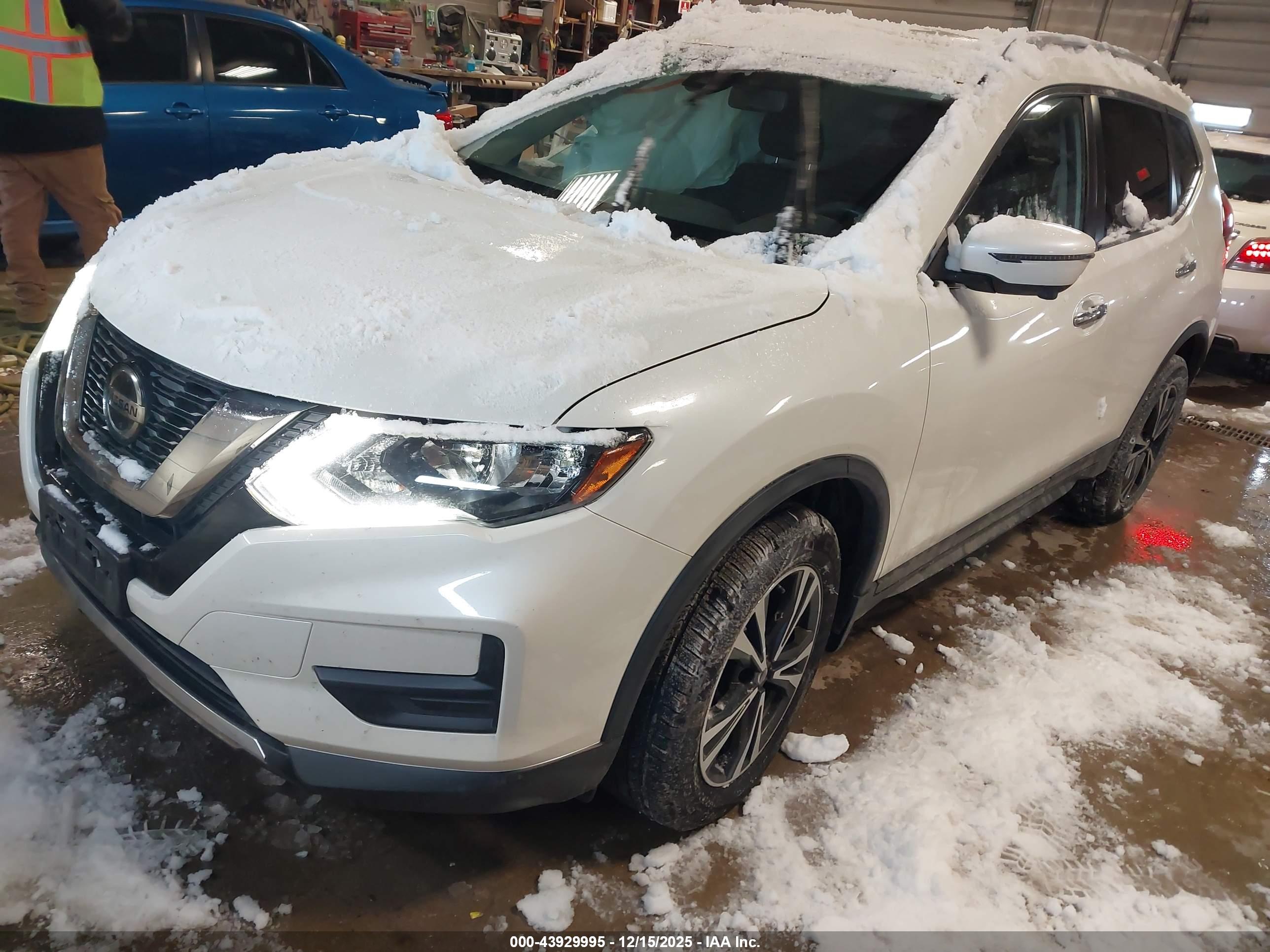 NISSAN ROGUE image 2