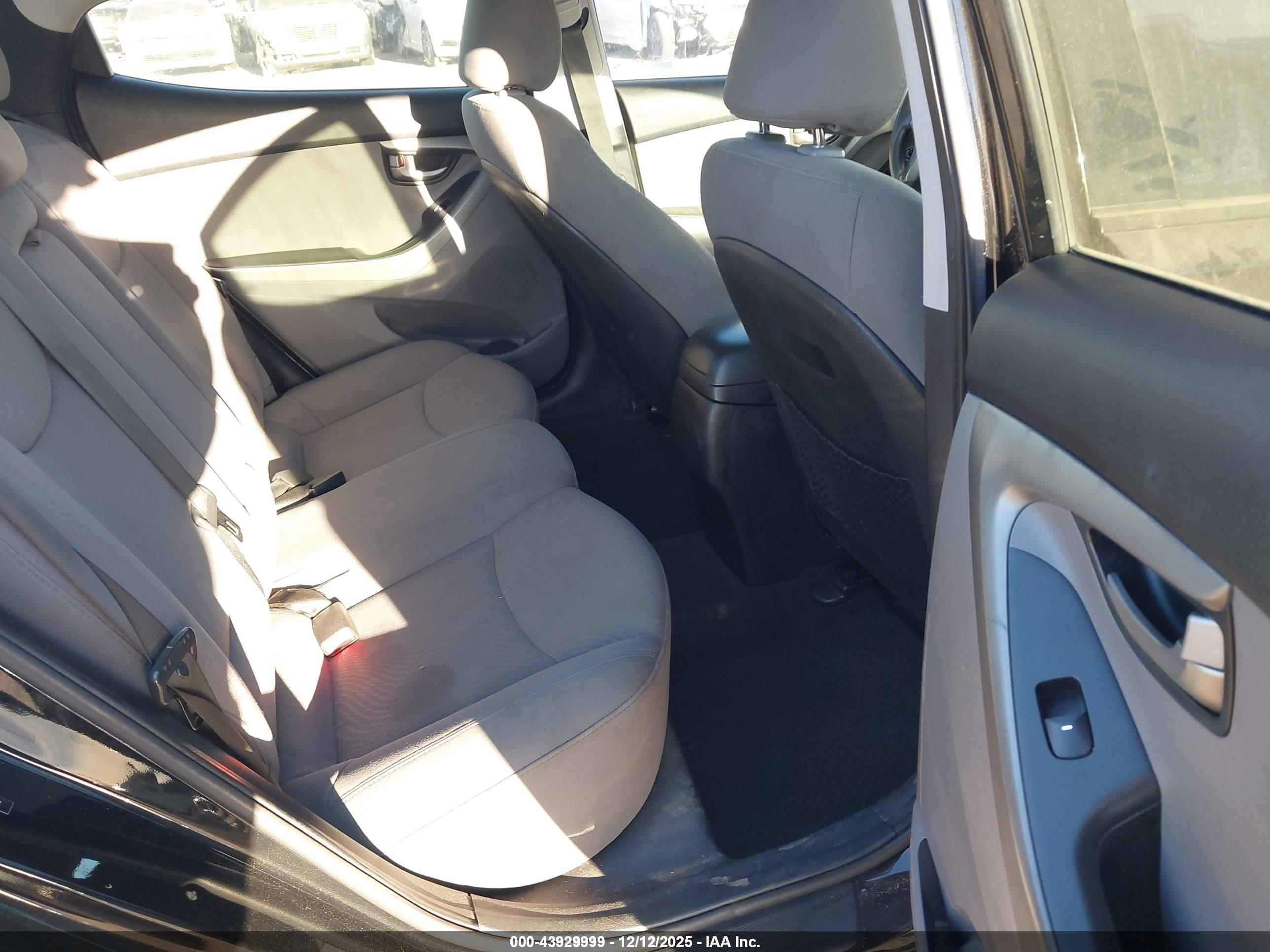 HYUNDAI ELANTRA image 8