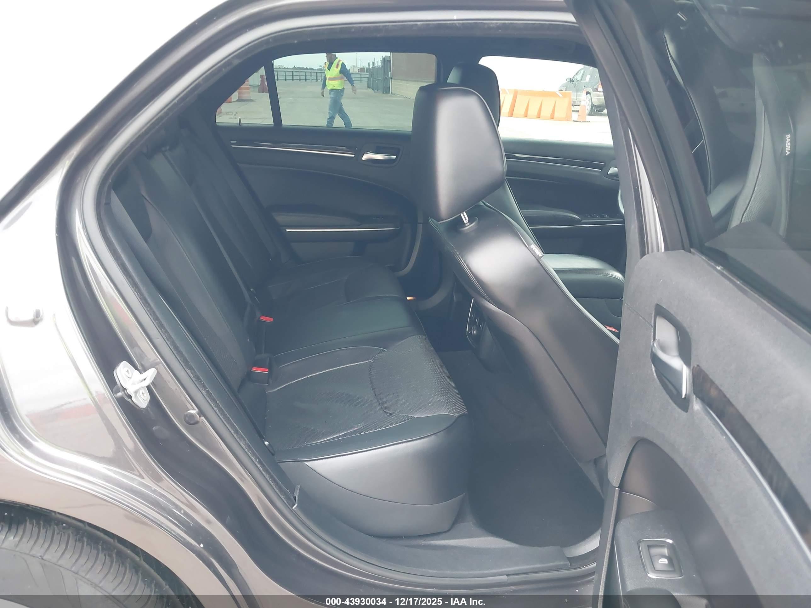 CHRYSLER 300C image 8