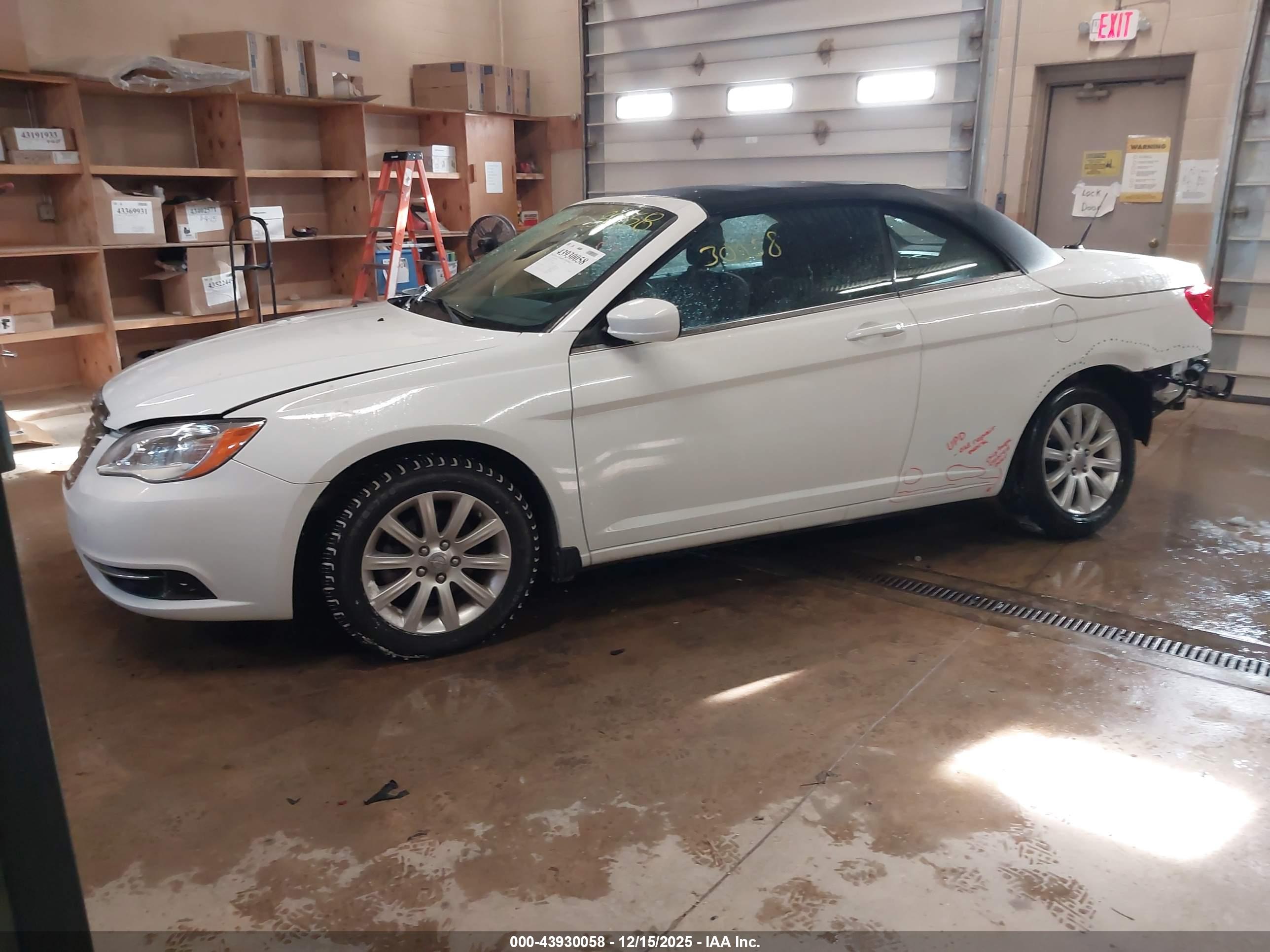 CHRYSLER 200 image 2