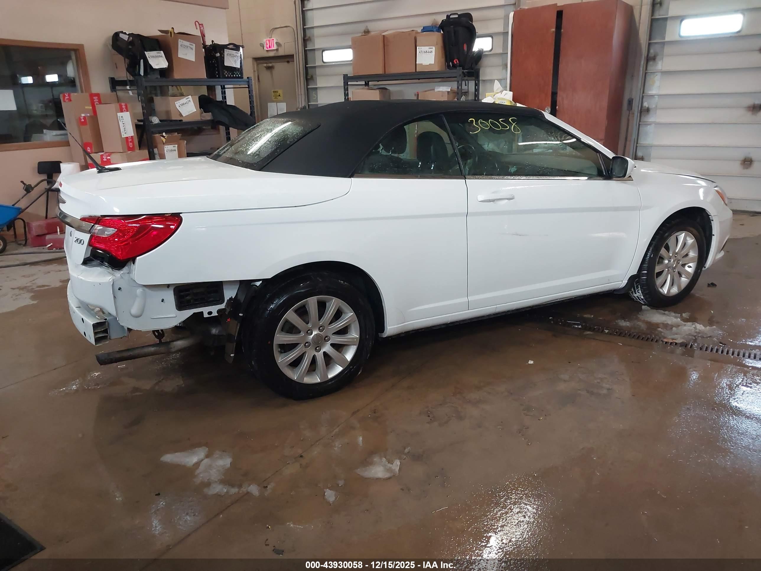 CHRYSLER 200 image 4