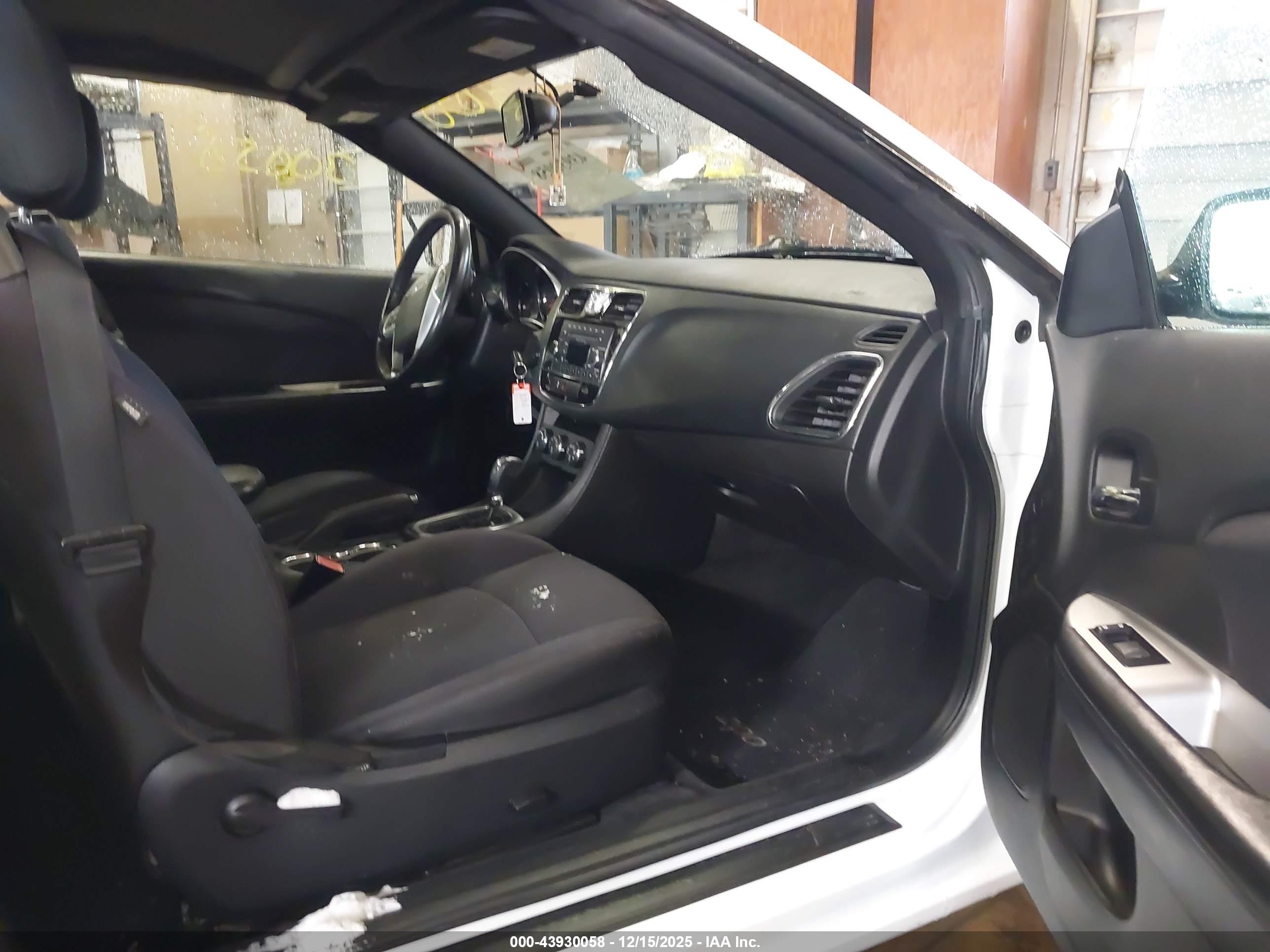 CHRYSLER 200 image 5