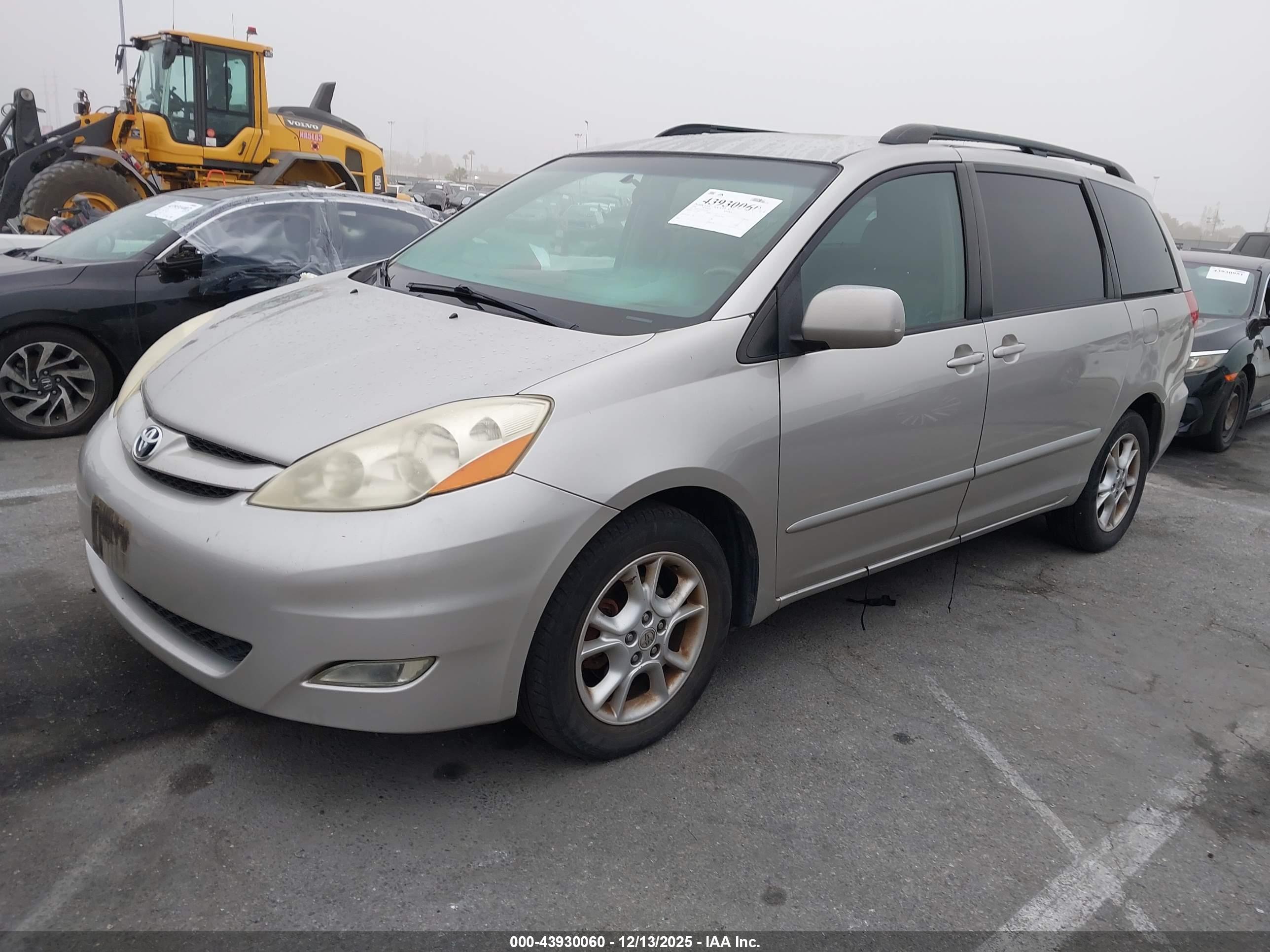 TOYOTA SIENNA image 2