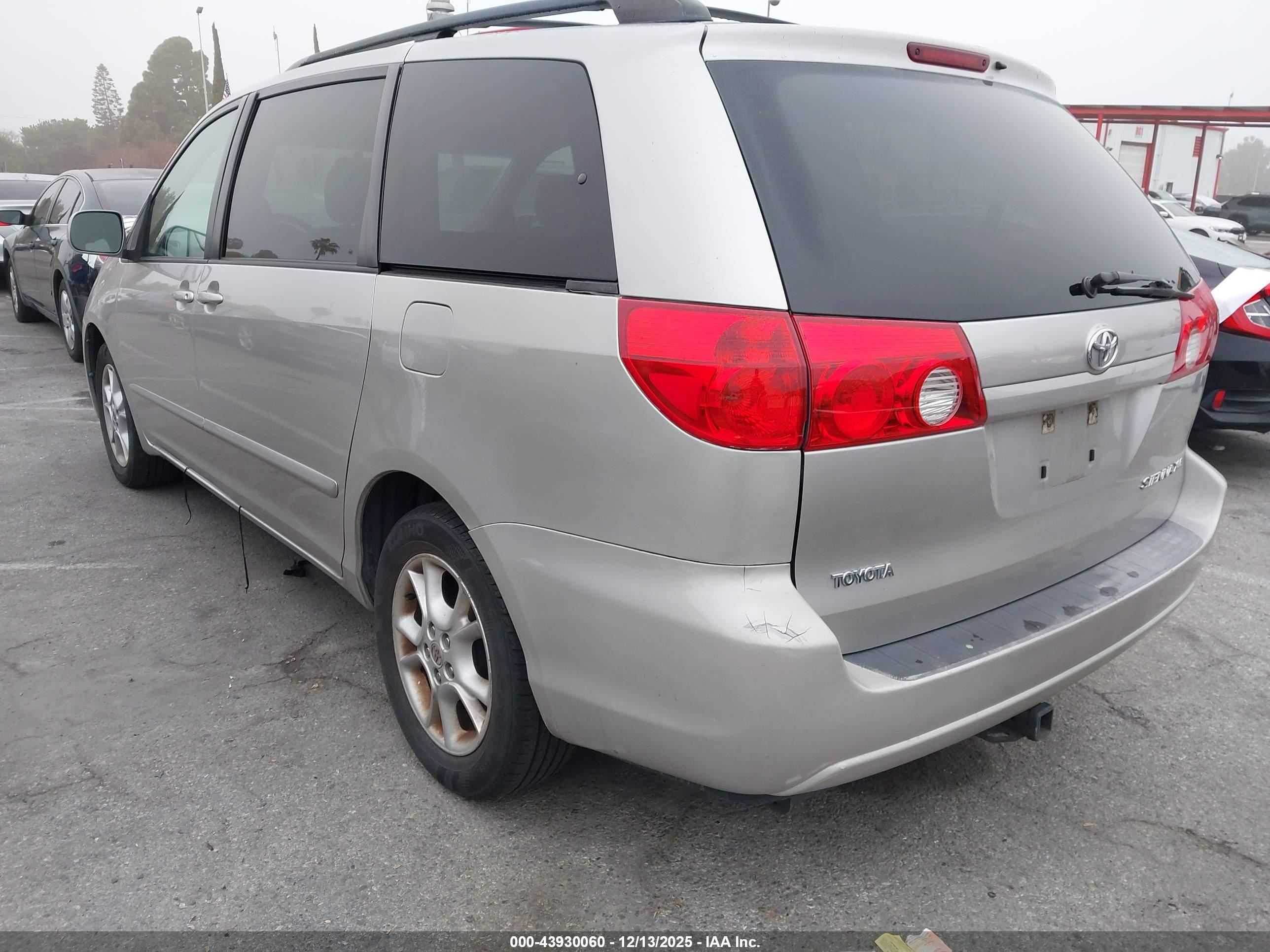 TOYOTA SIENNA image 3