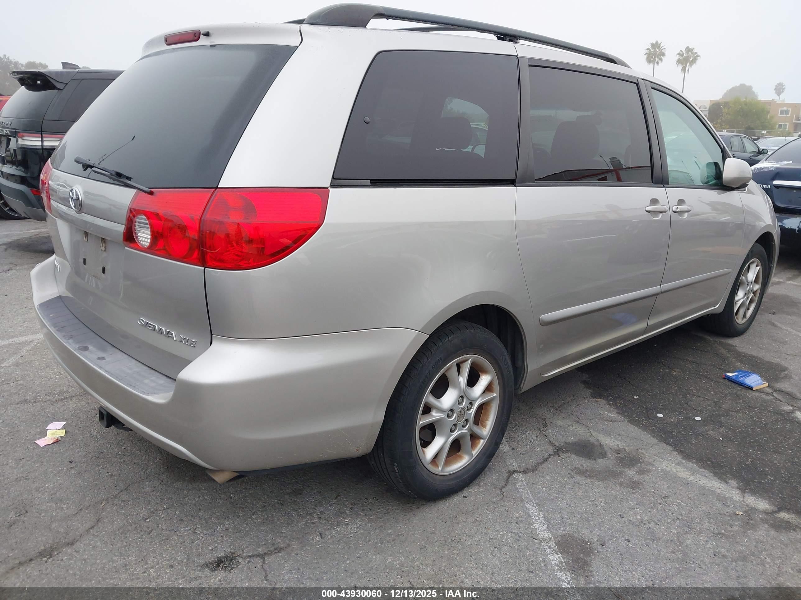 TOYOTA SIENNA image 4