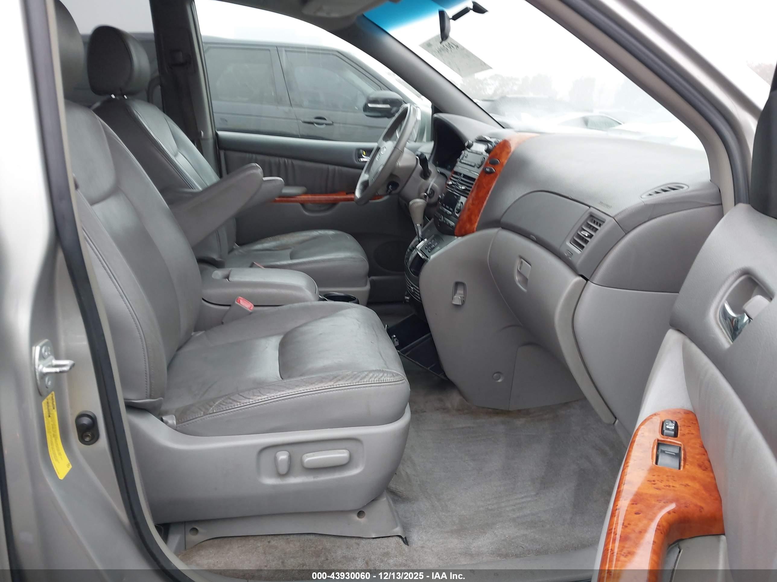 TOYOTA SIENNA image 5