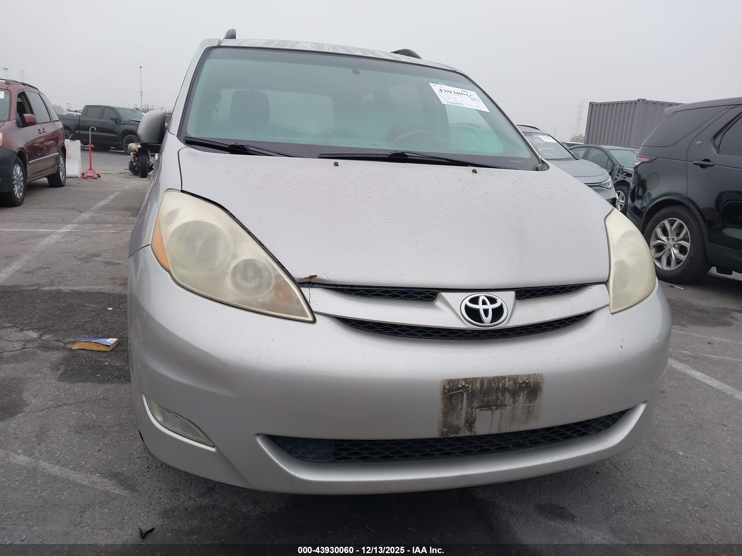 TOYOTA SIENNA image 6