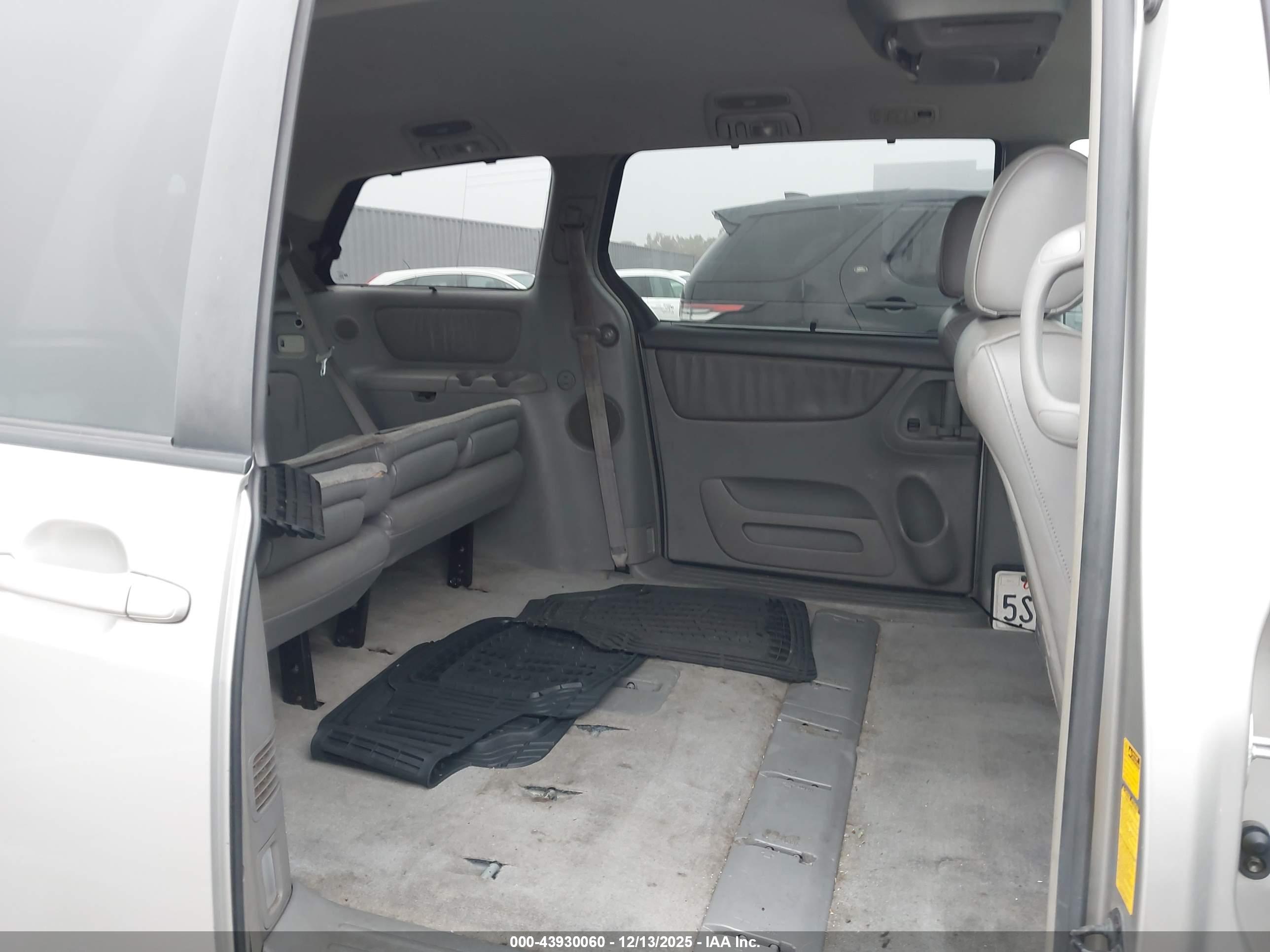 TOYOTA SIENNA image 8