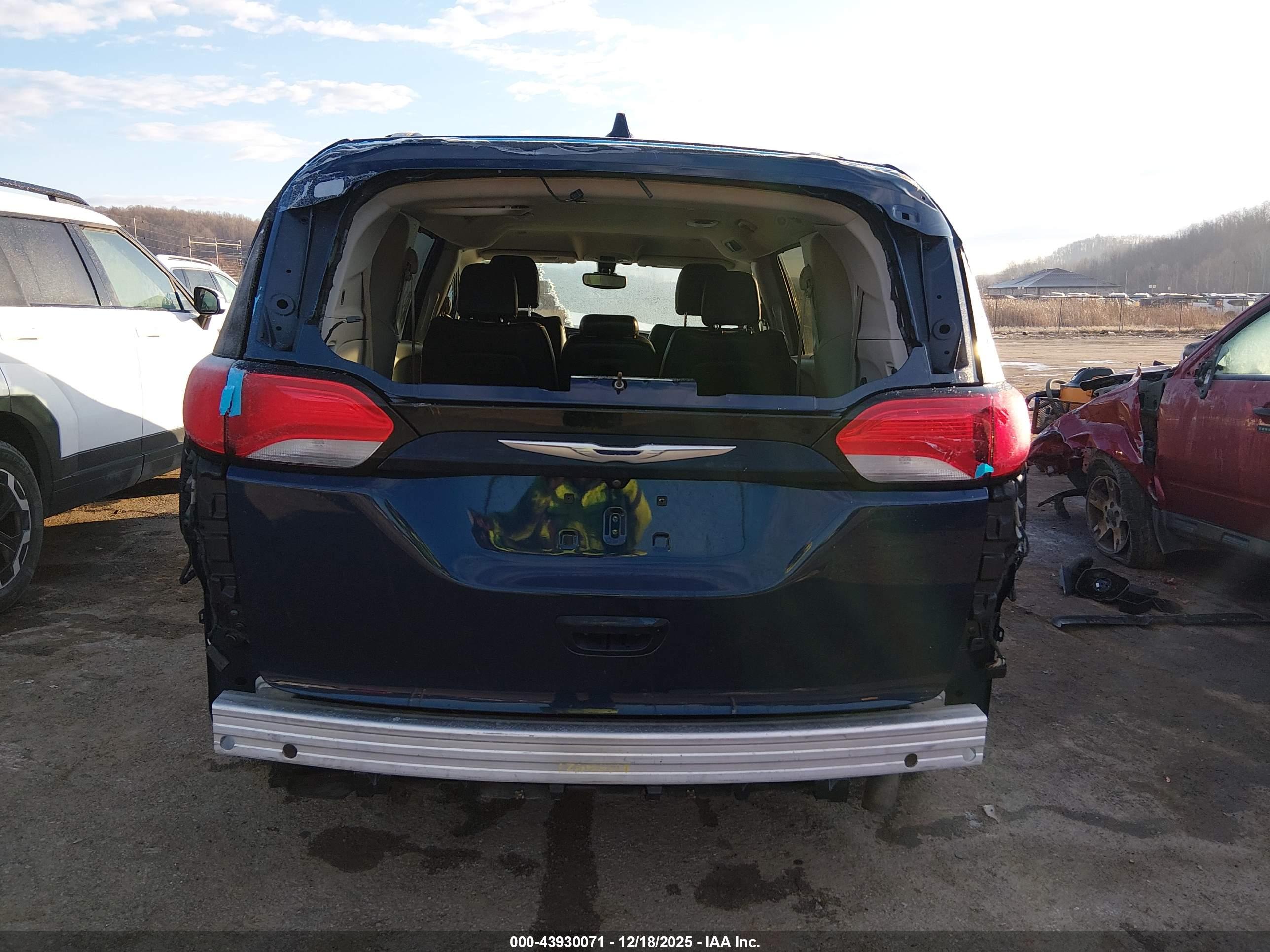 CHRYSLER PACIFICA image 6