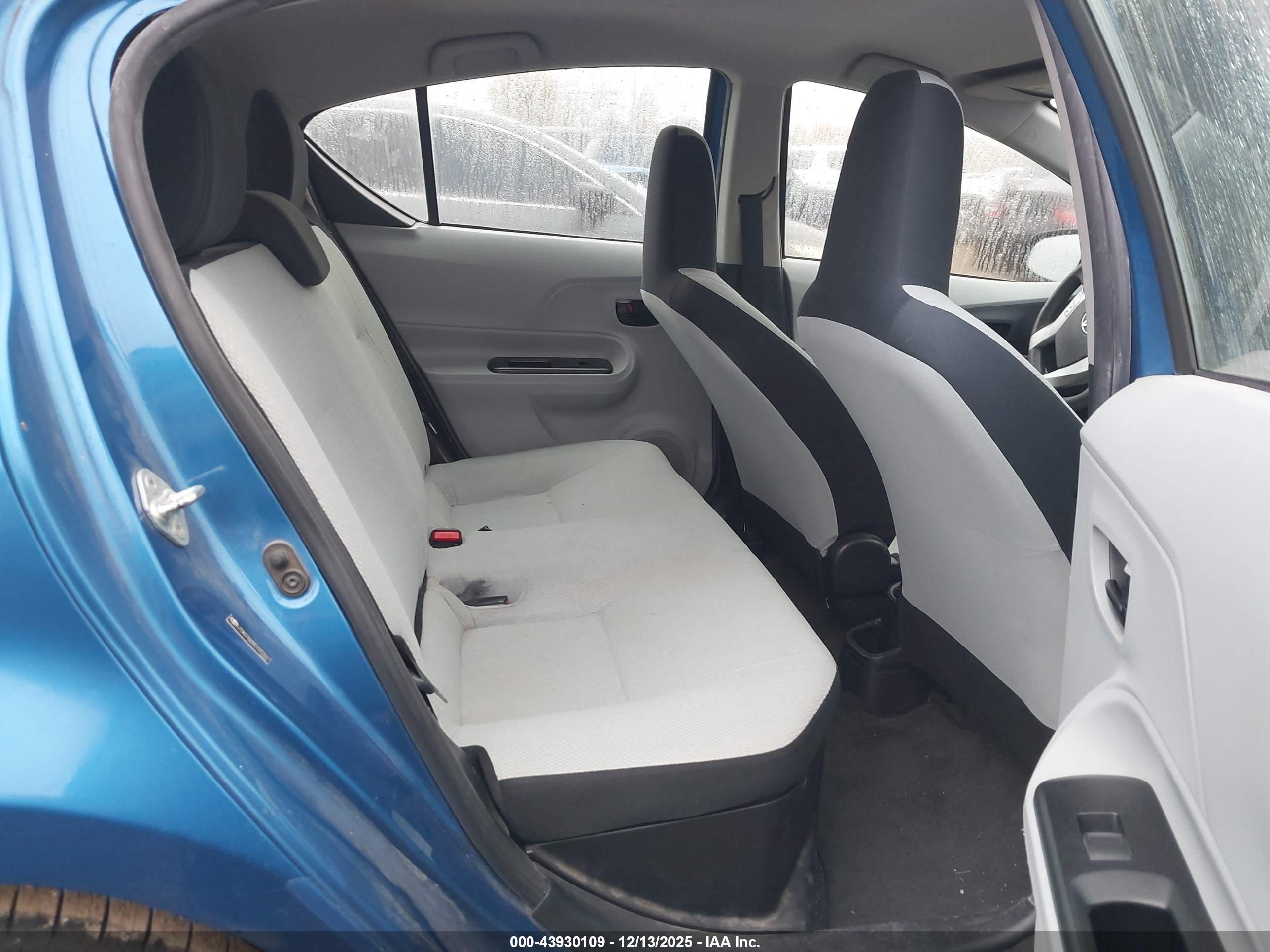 TOYOTA PRIUS image 8