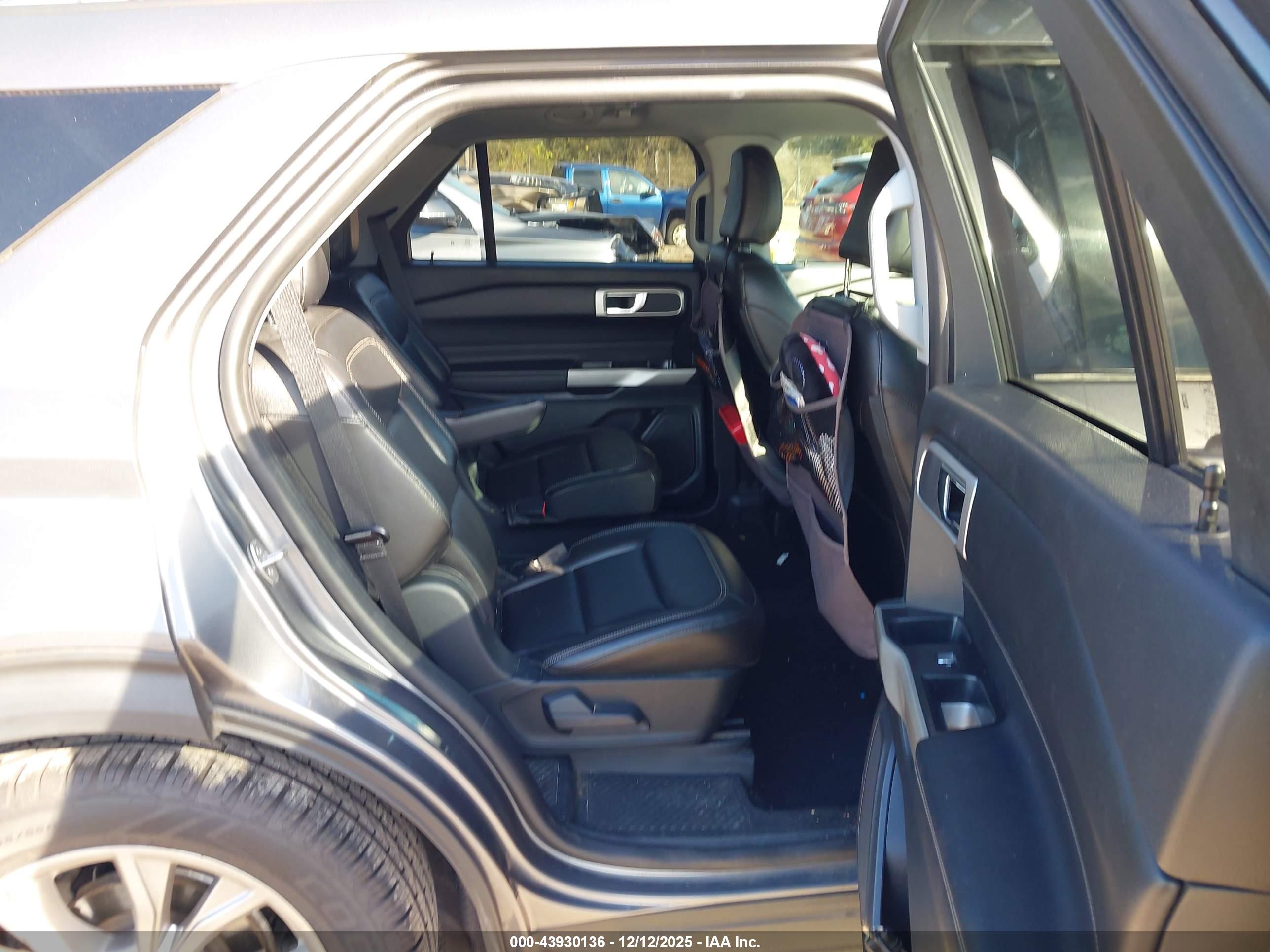 FORD EXPLORER image 8