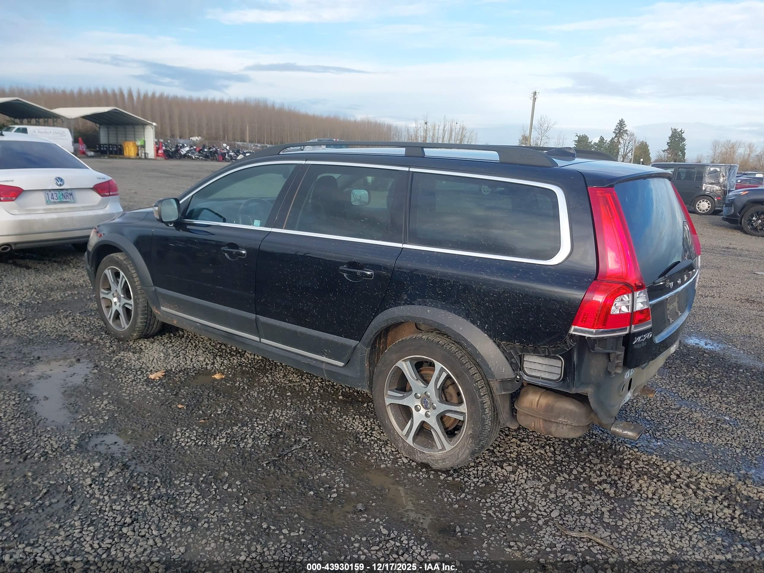VOLVO XC70 image 3