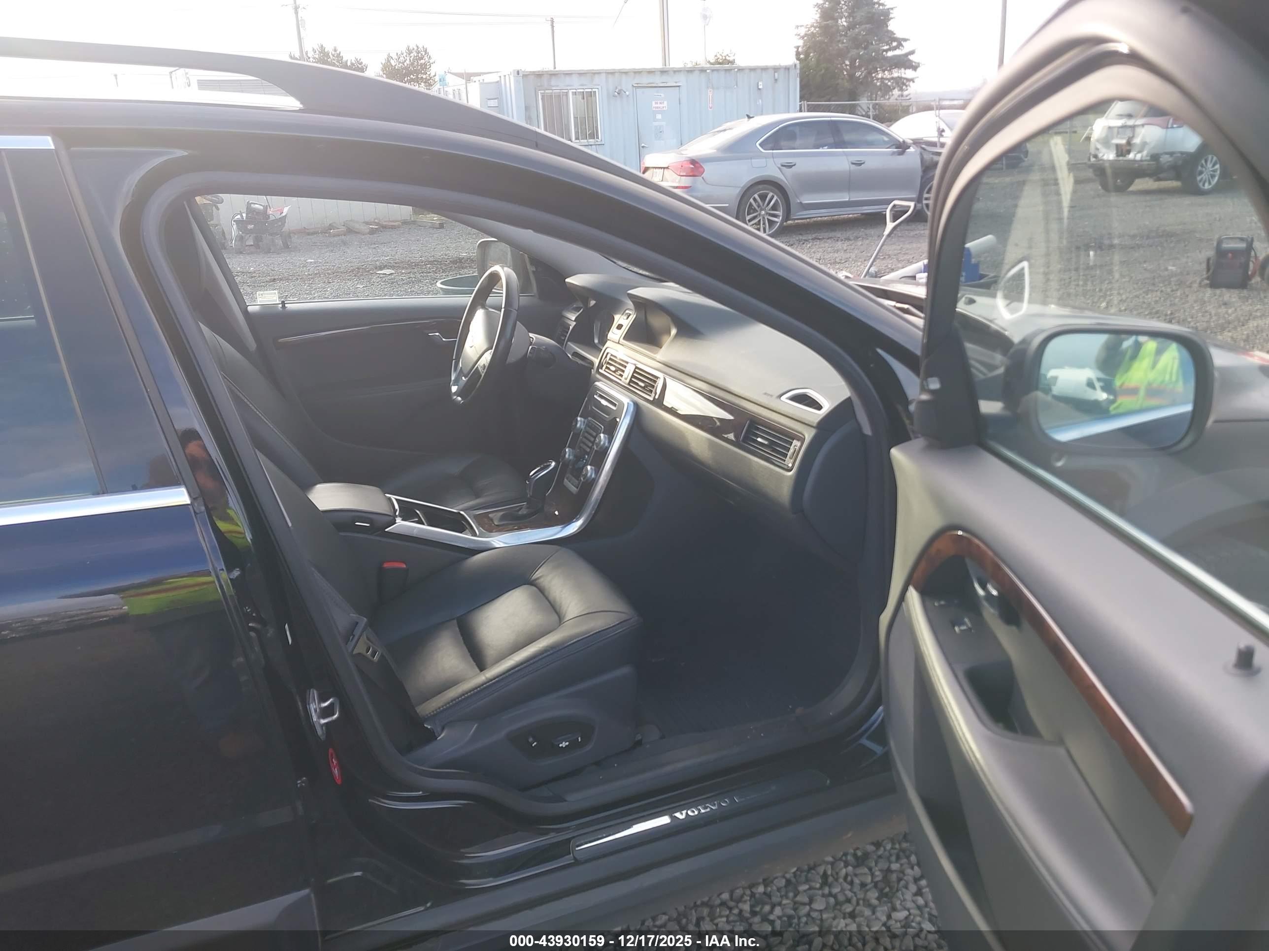 VOLVO XC70 image 5