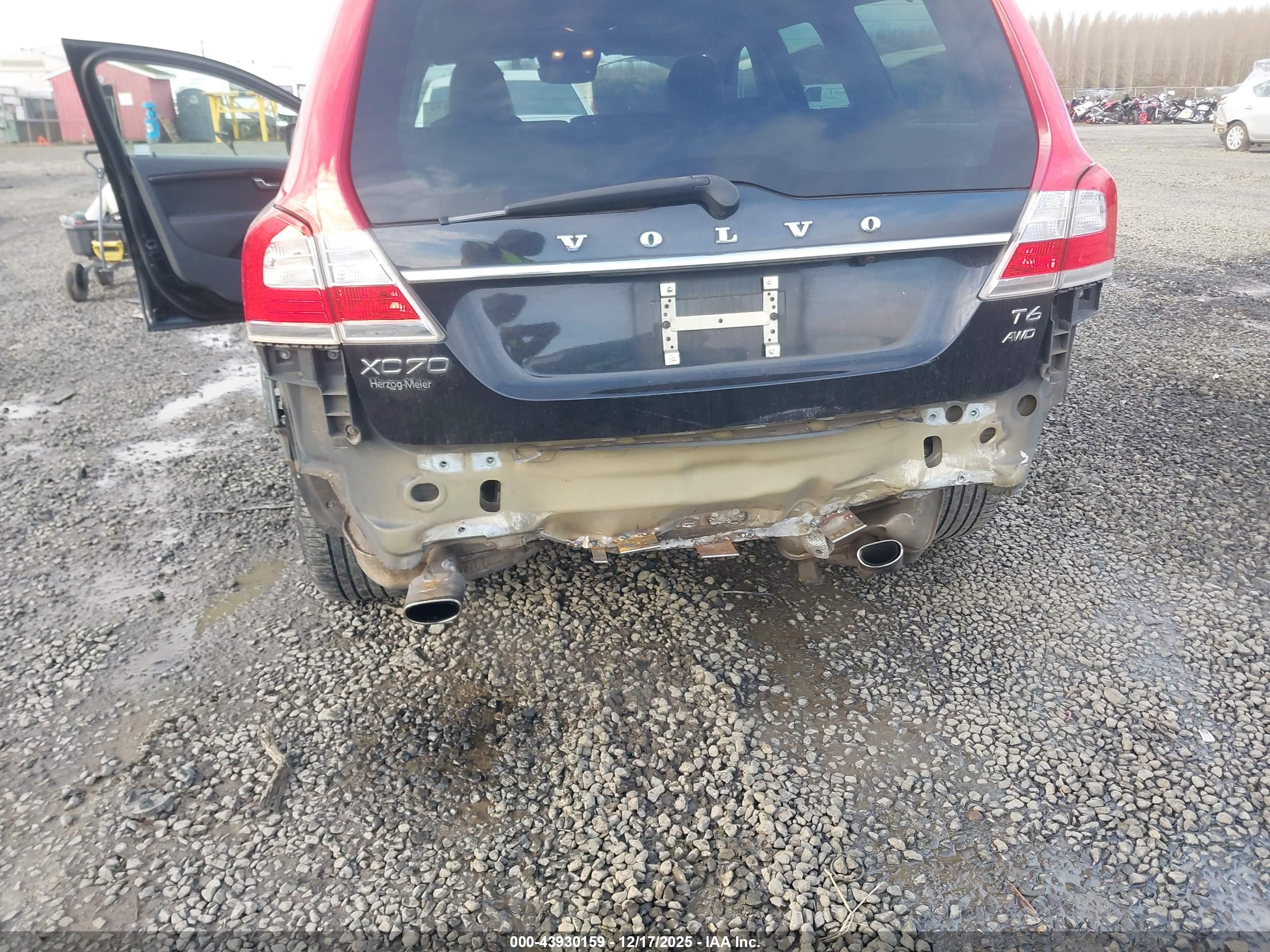 VOLVO XC70 image 6