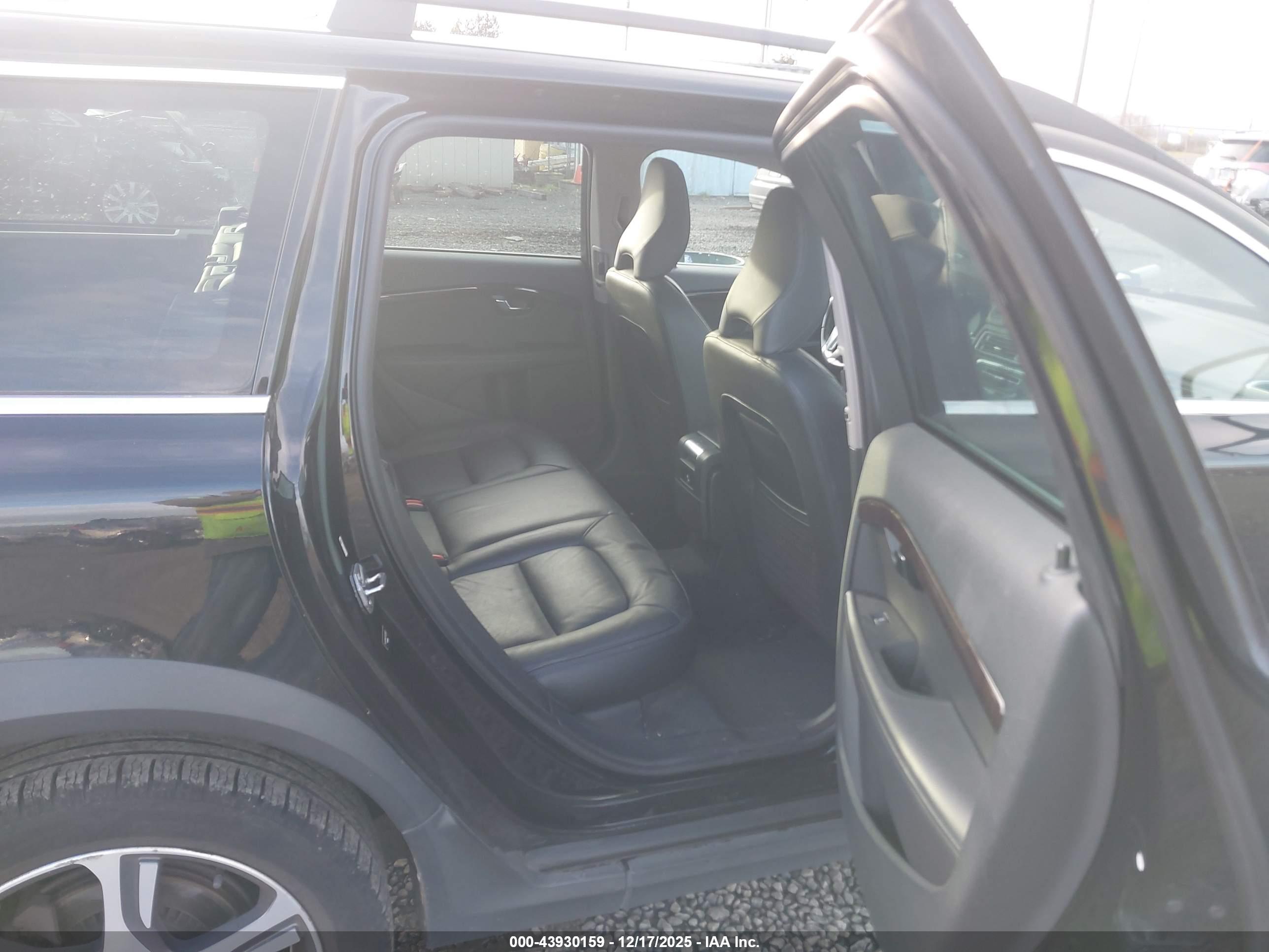 VOLVO XC70 image 8