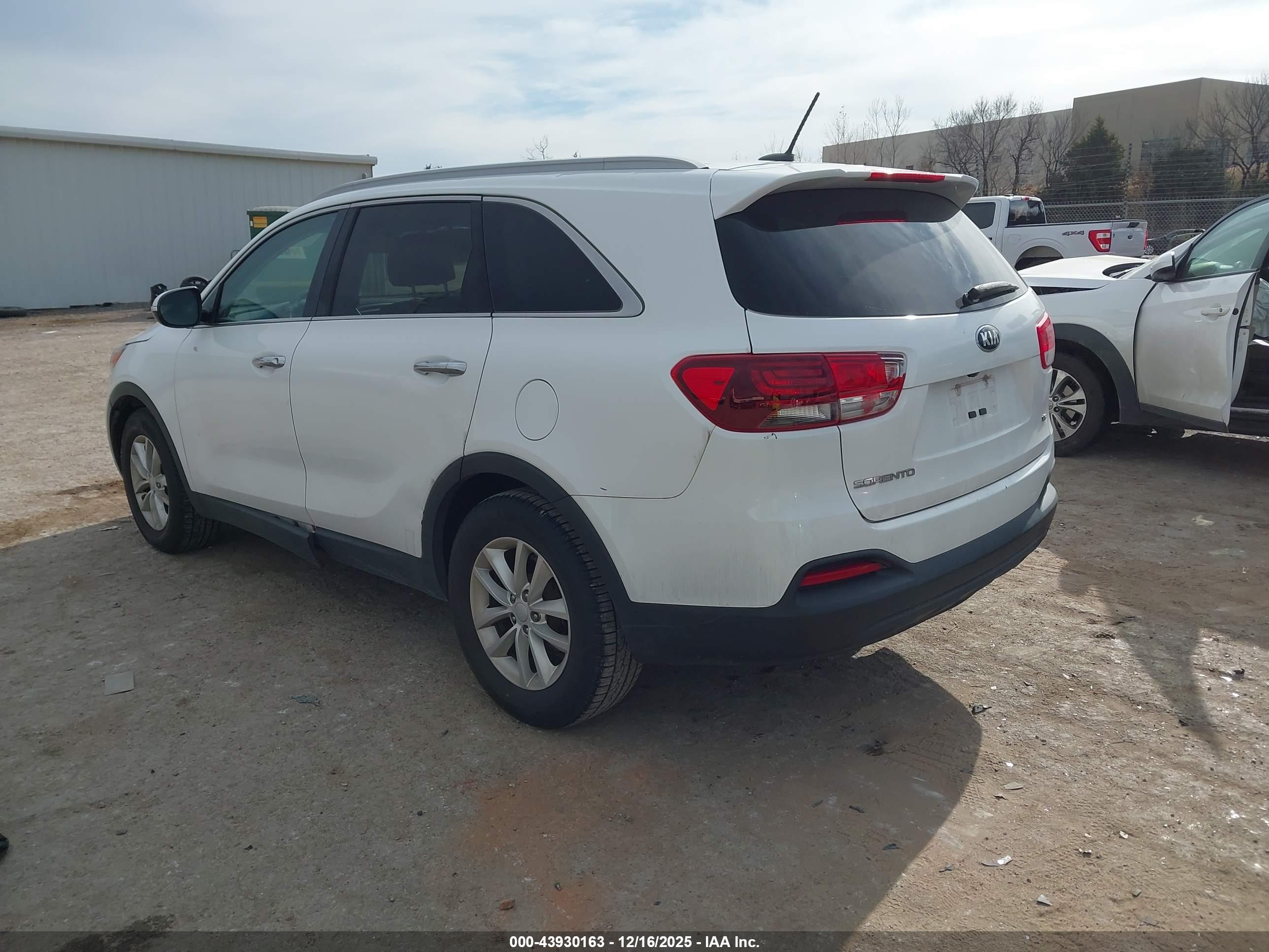 KIA SORENTO image 3