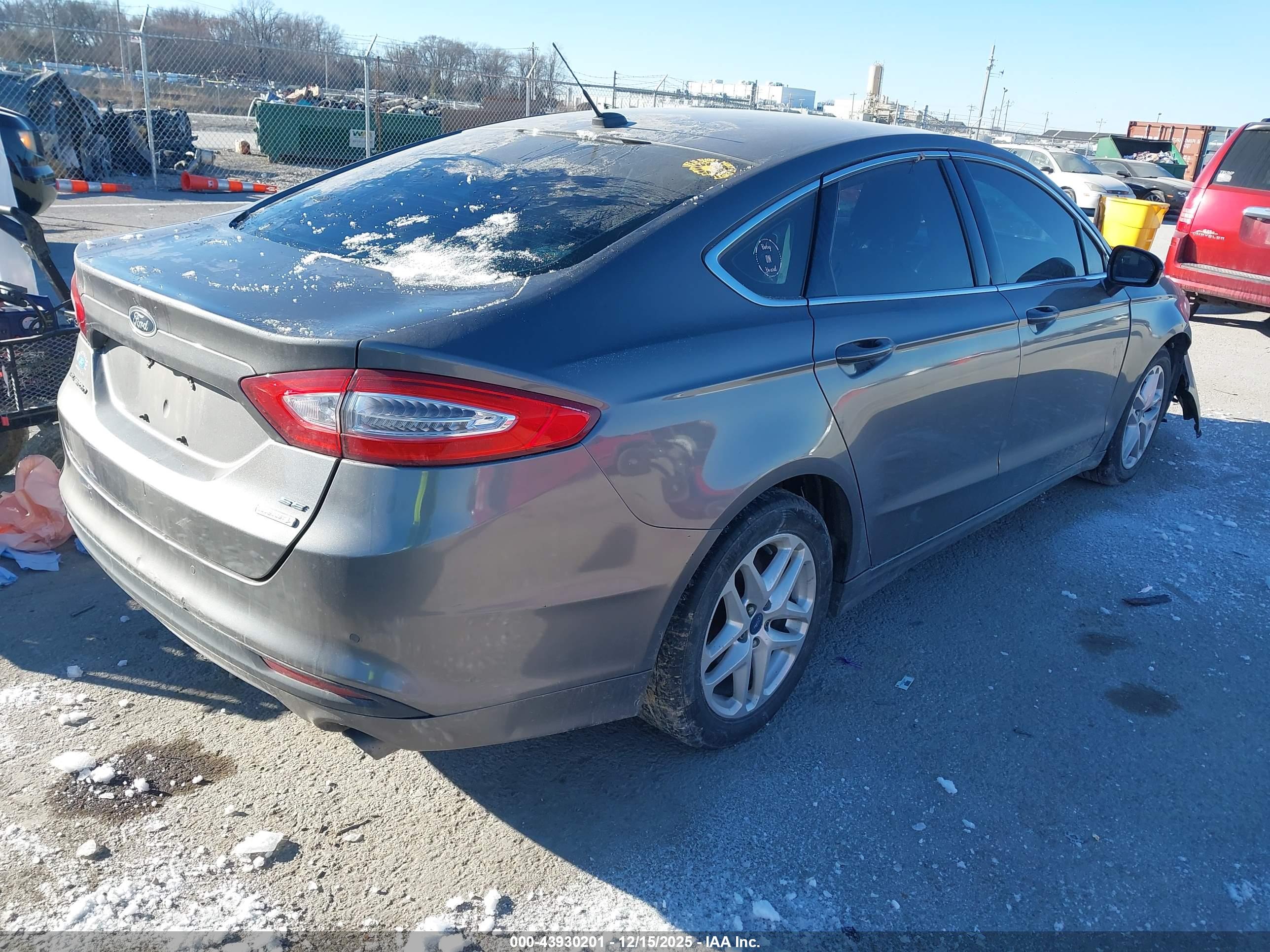 FORD FUSION image 4