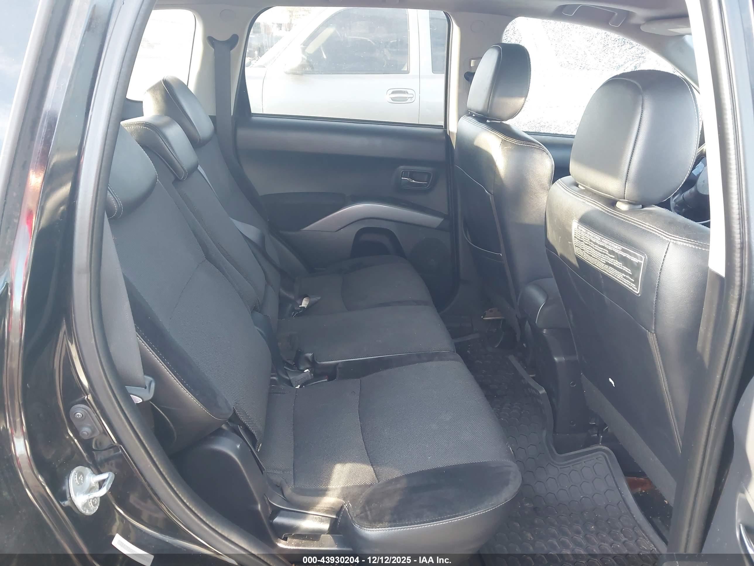 MITSUBISHI OUTLANDER image 8